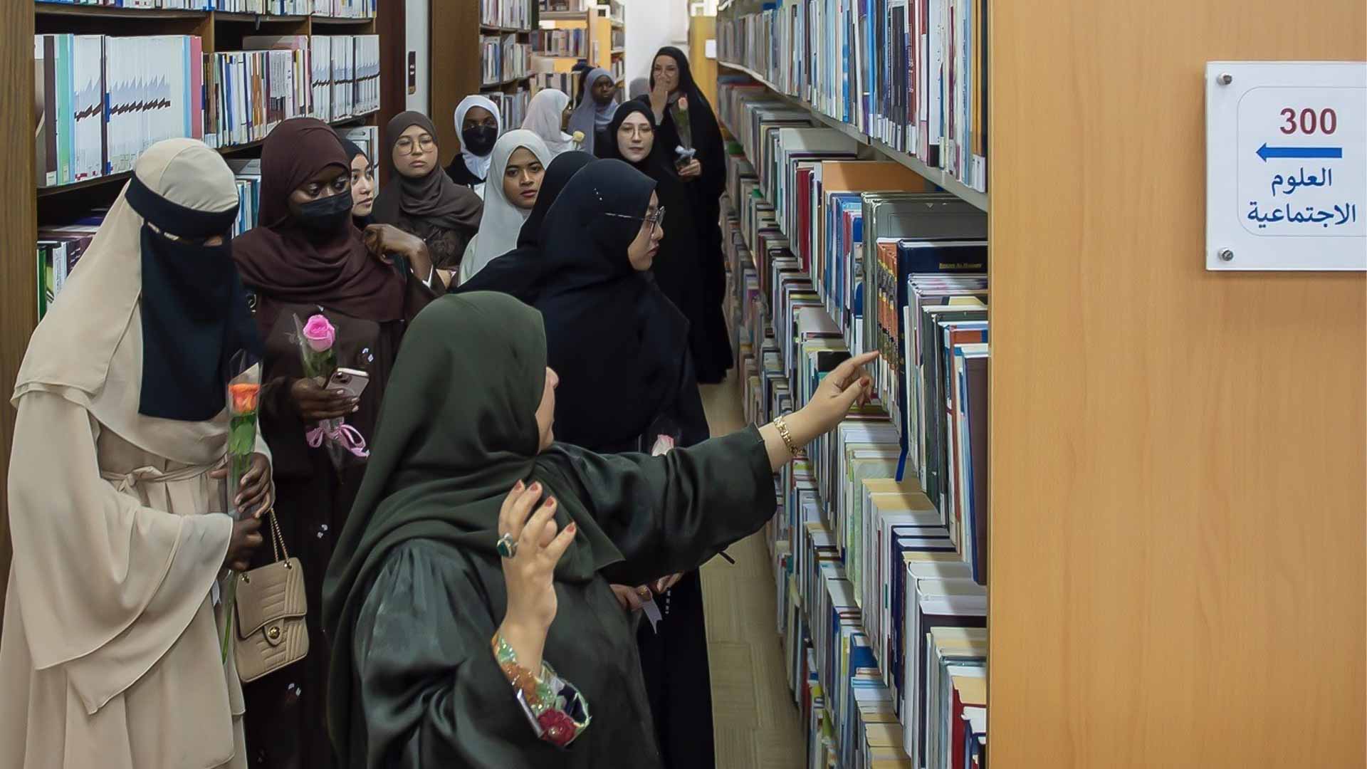 "مكتبات الشارقة" تجمع 45 مستعرباً في جولة لاستكشاف ذاكرة الإمارة  