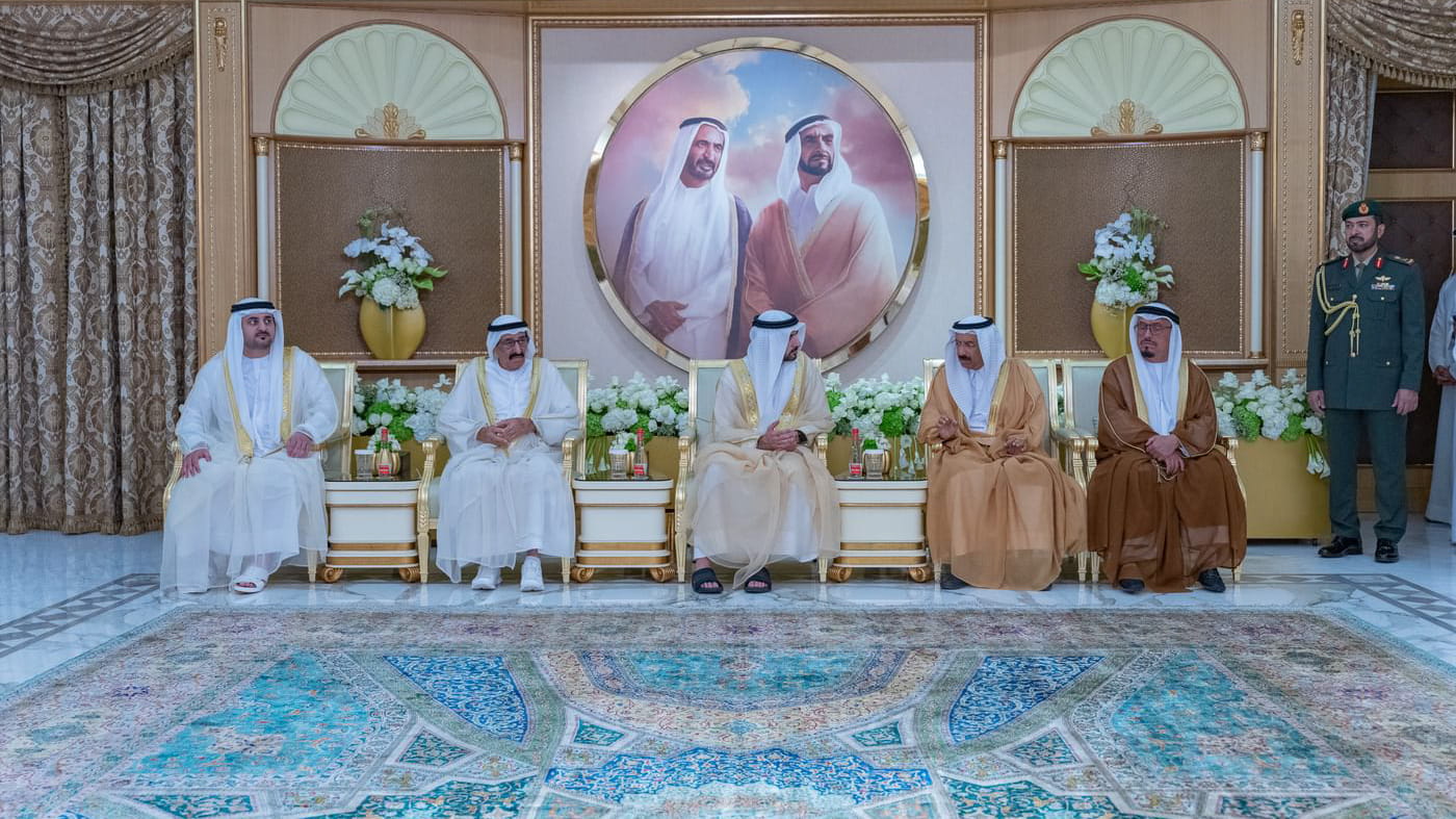 حمدان ومكتوم بن محمد يتقبلان تهاني المؤولين والموطنين بعيد الفطر 