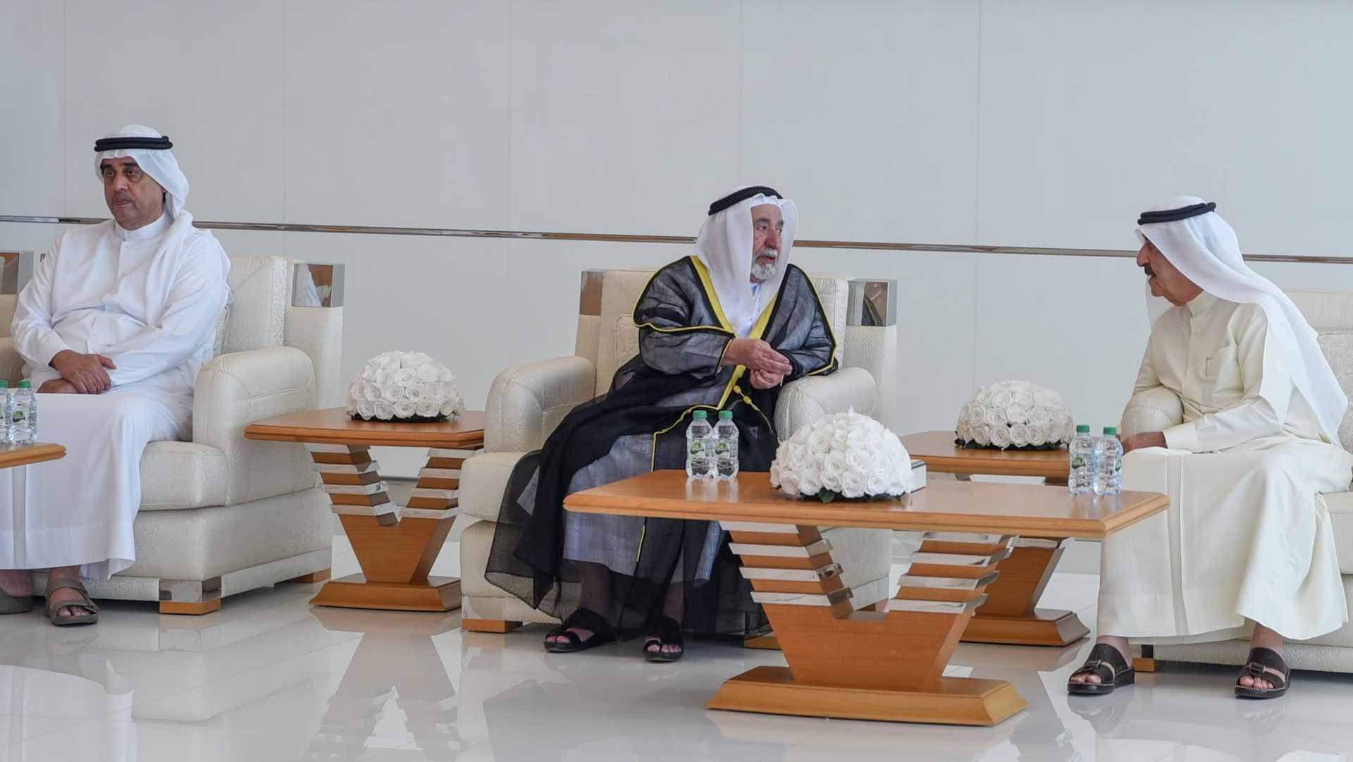 حاكم الشارقة يقدم واجب العزاء في وفاة الشيخة حصة بنت حميد الشامسي