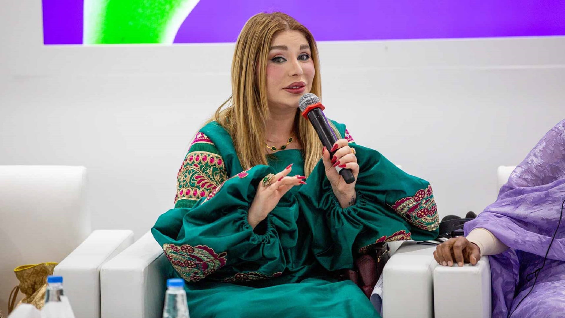 أديبات في "الشارقة القرائي": التقنية تعزز دور الكتاب الورقي 