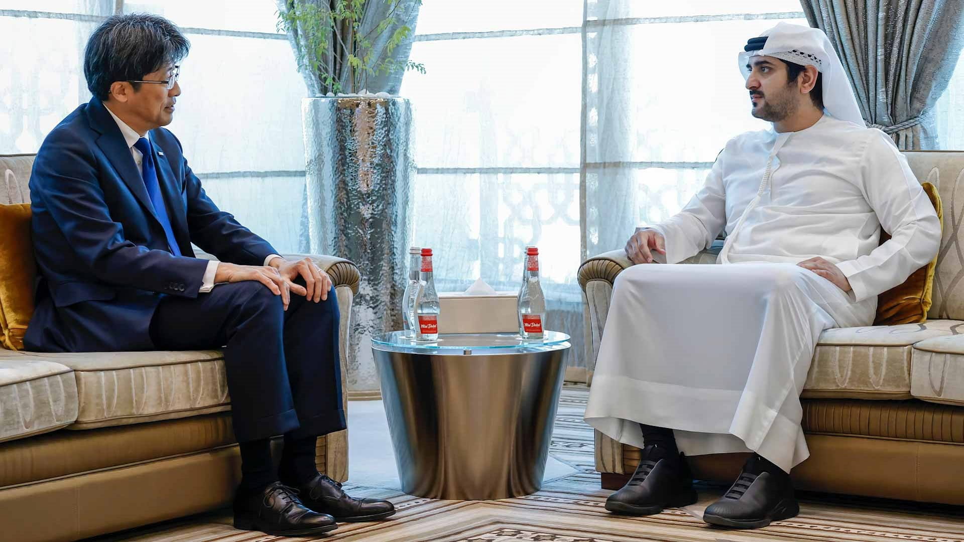 مكتوم بن محمد يبحث مع رئيس مجموعة ميزوهو المالية سبل التعاون 