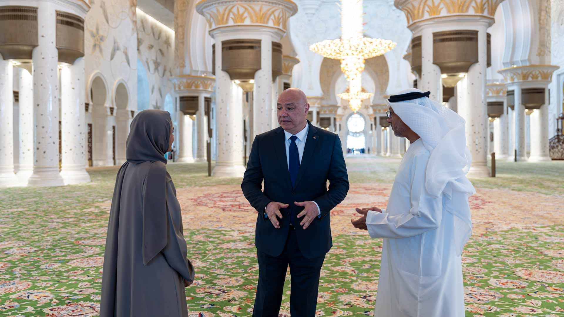 رئيس لبنان يزور جامع الشيخ زايد الكبير في أبوظبي