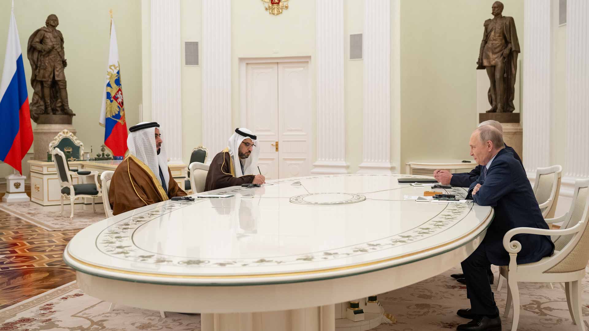 سيف بن زايد يلتقي فلاديمير بوتين في ختام زيارته لموسكو 
