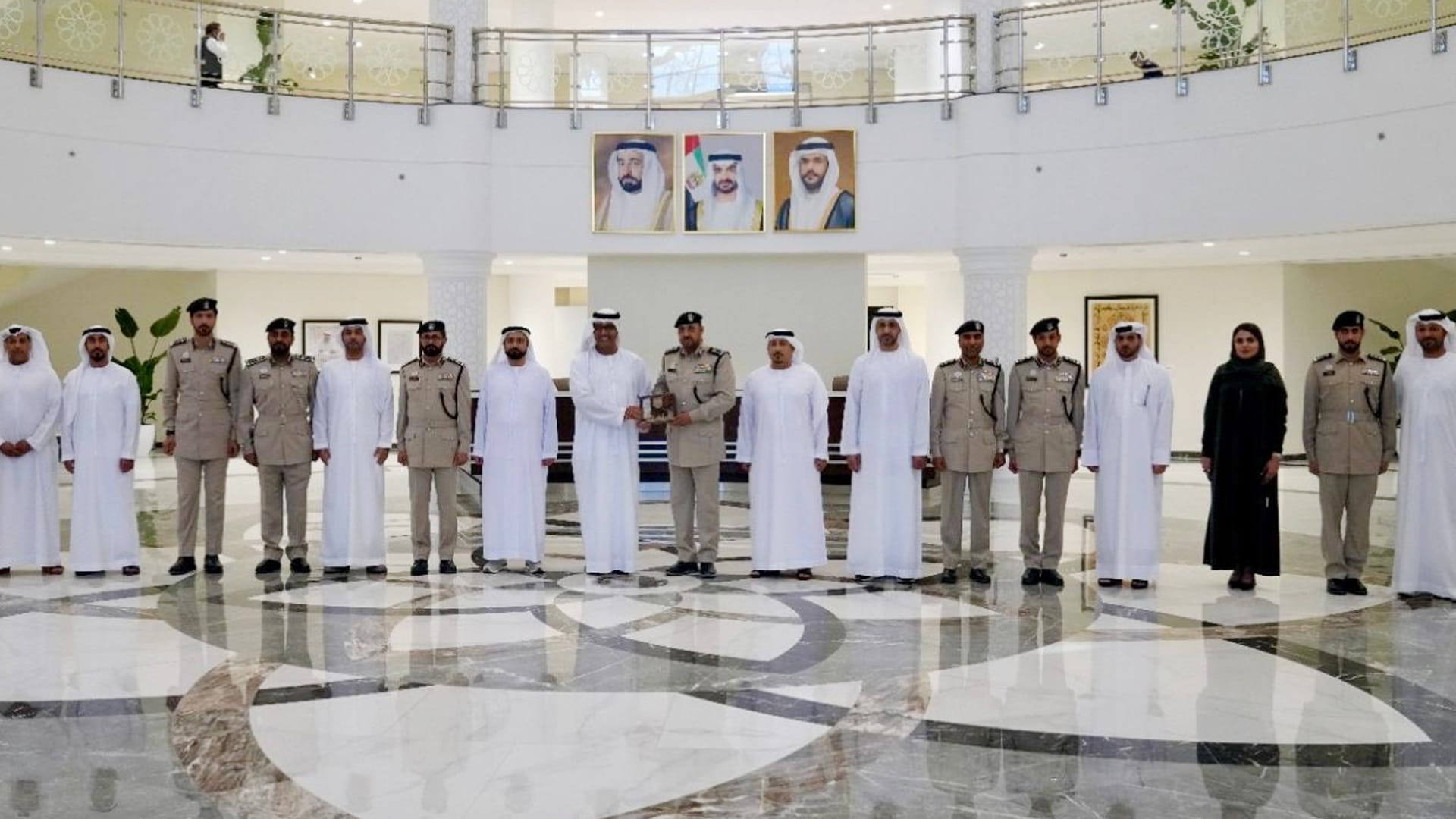 شرطة الشارقة تطلع هيئة حقوق الإنسان على أساليب التعامل مع الأفراد 
