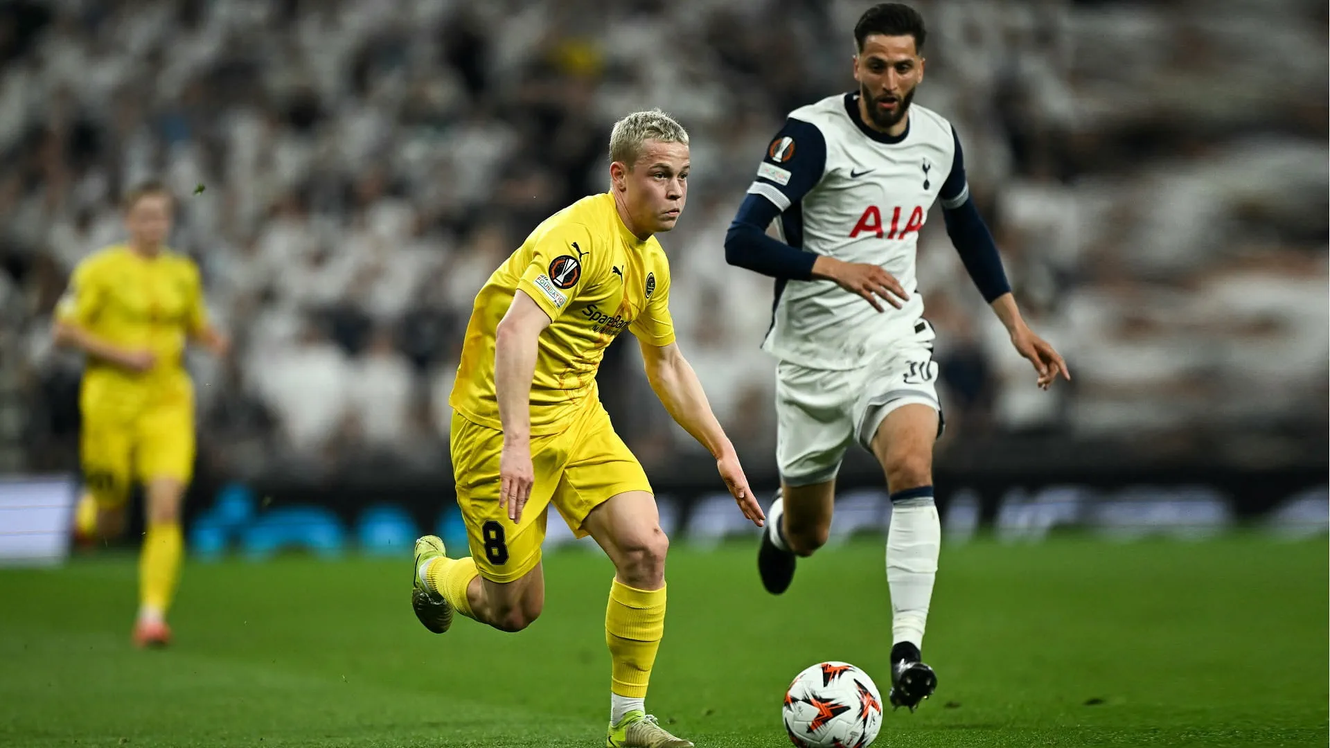 Tottenham takes step toward Europa League final 