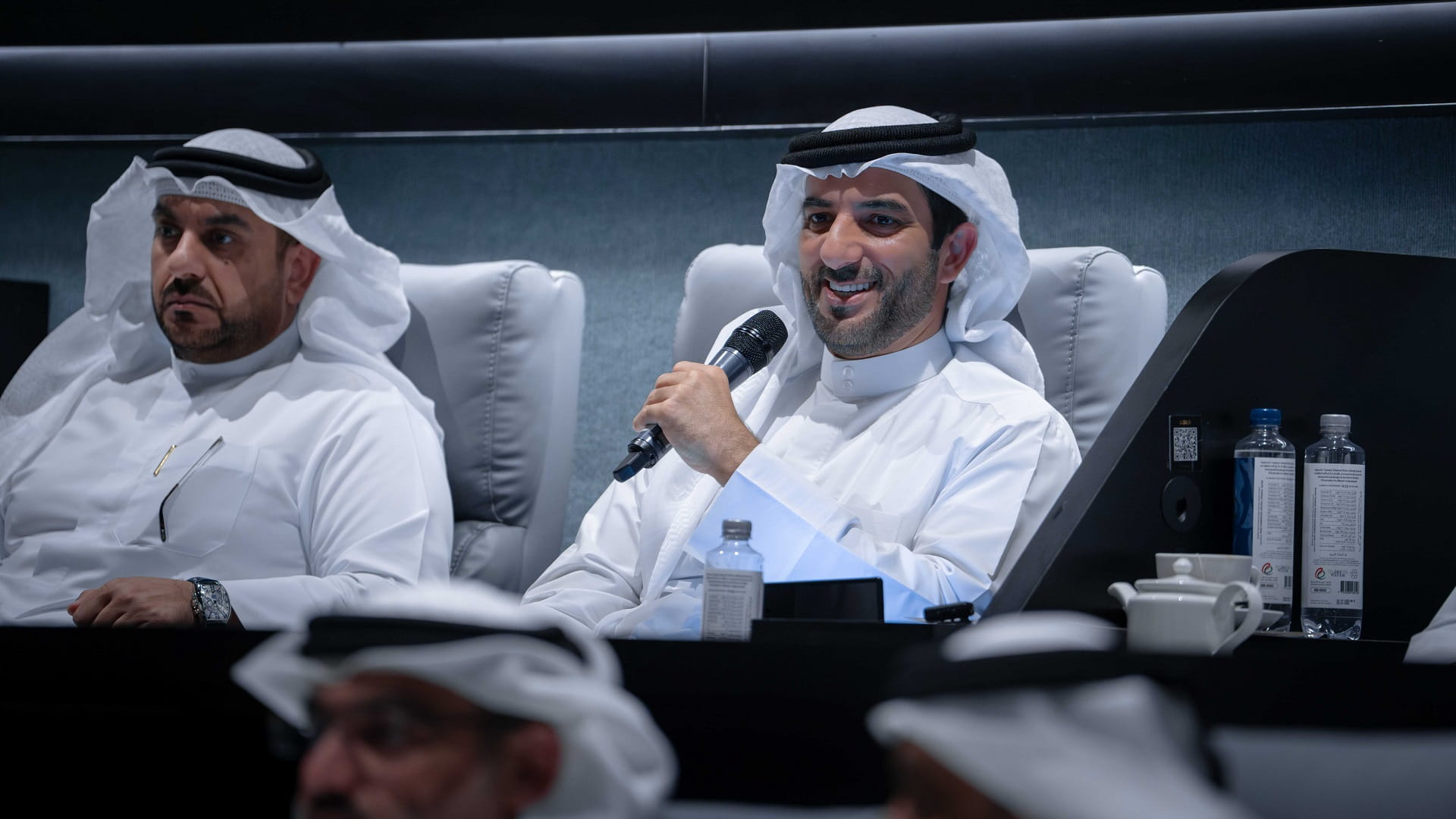 سلطان بن أحمد يشهد جلسة العصف الذهني لجائزة التميز المؤسسي "تميّز" 