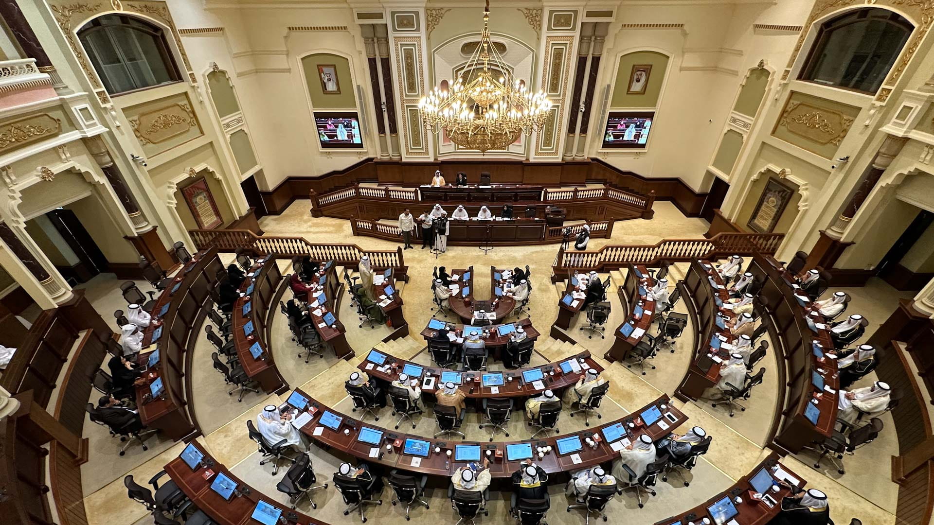 "استشاري الشارقة" يناقش حوافز الباحثين عن عمل في القطاع الخاص 