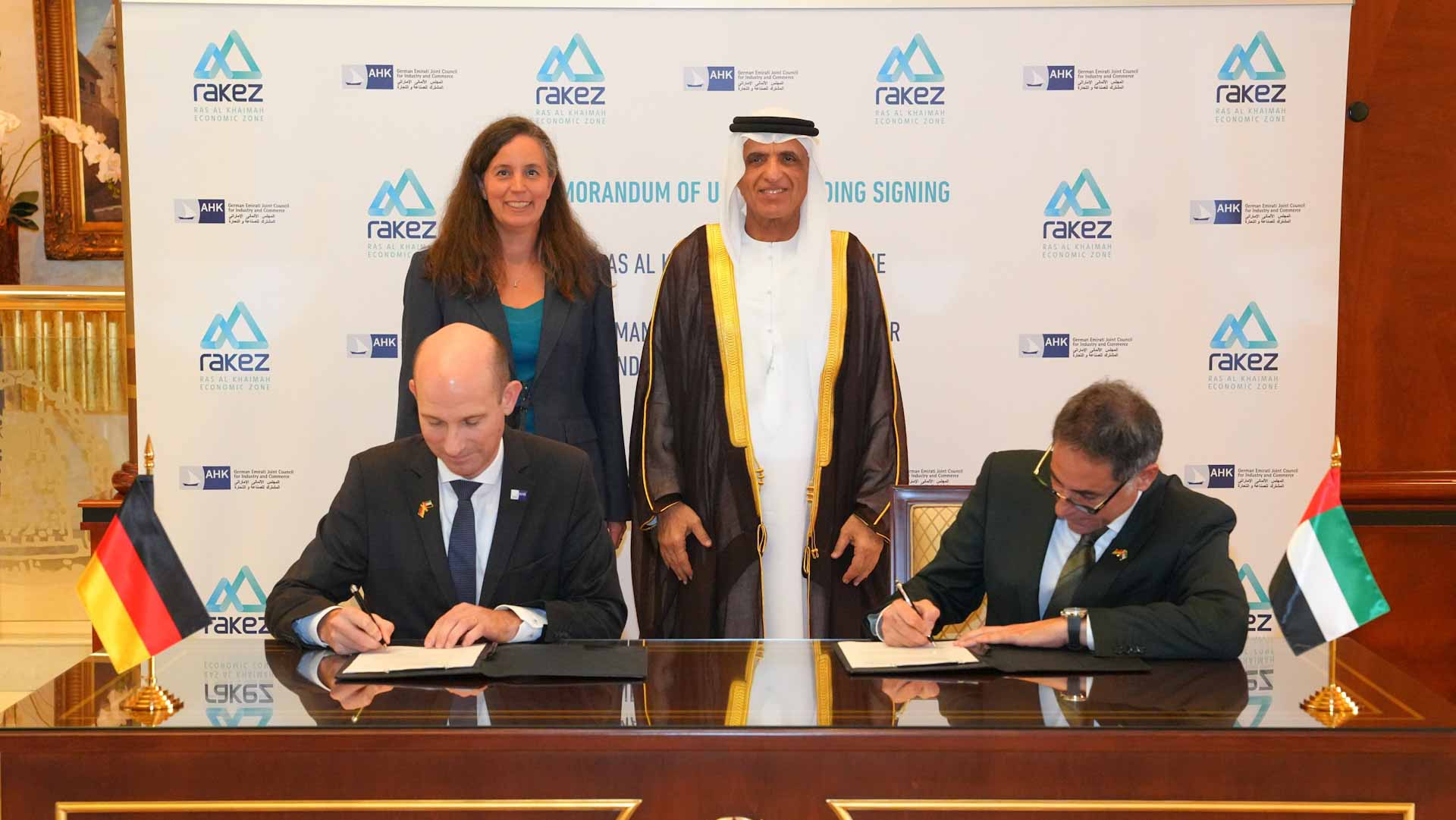 سعود بن صقر يشهد توقيع مذكرة بين"راكز" والمجلس الألماني الإماراتي  