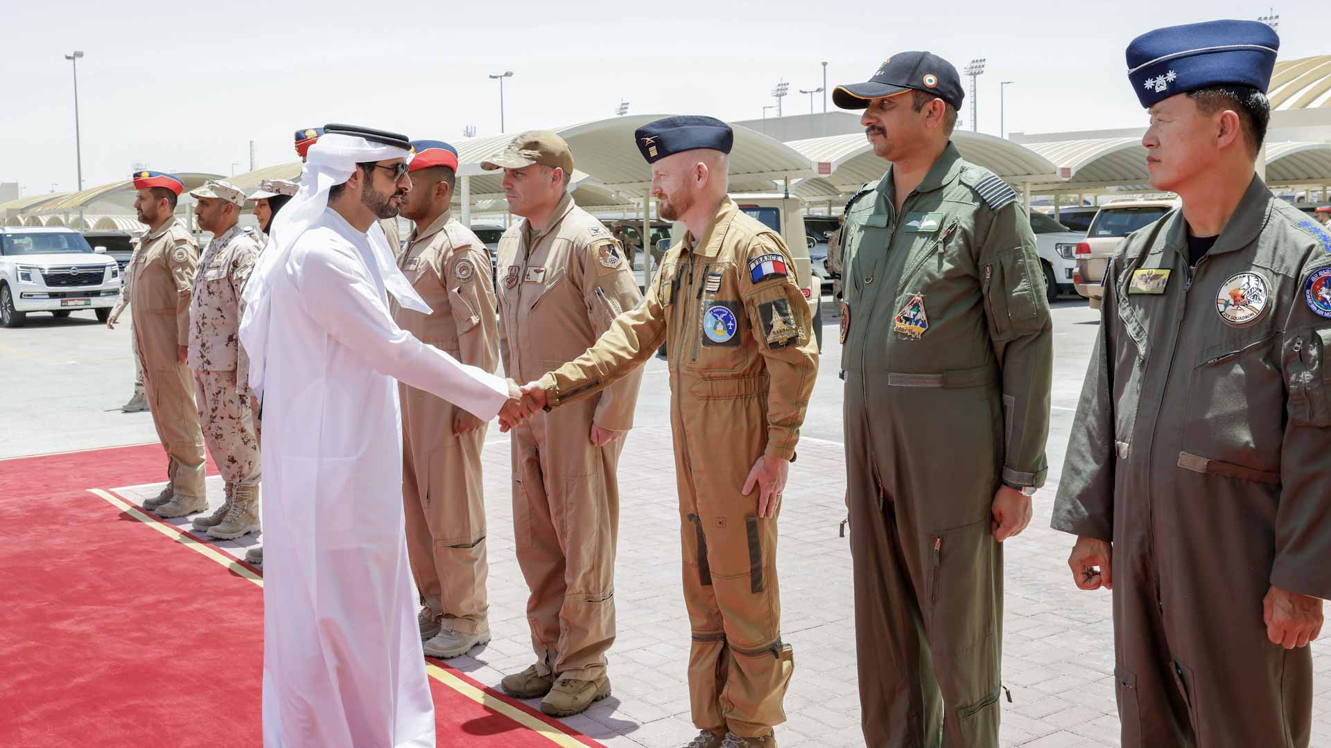 حمدان بن محمد يشهد فعاليات تمرين "علم الصحراء 10" 