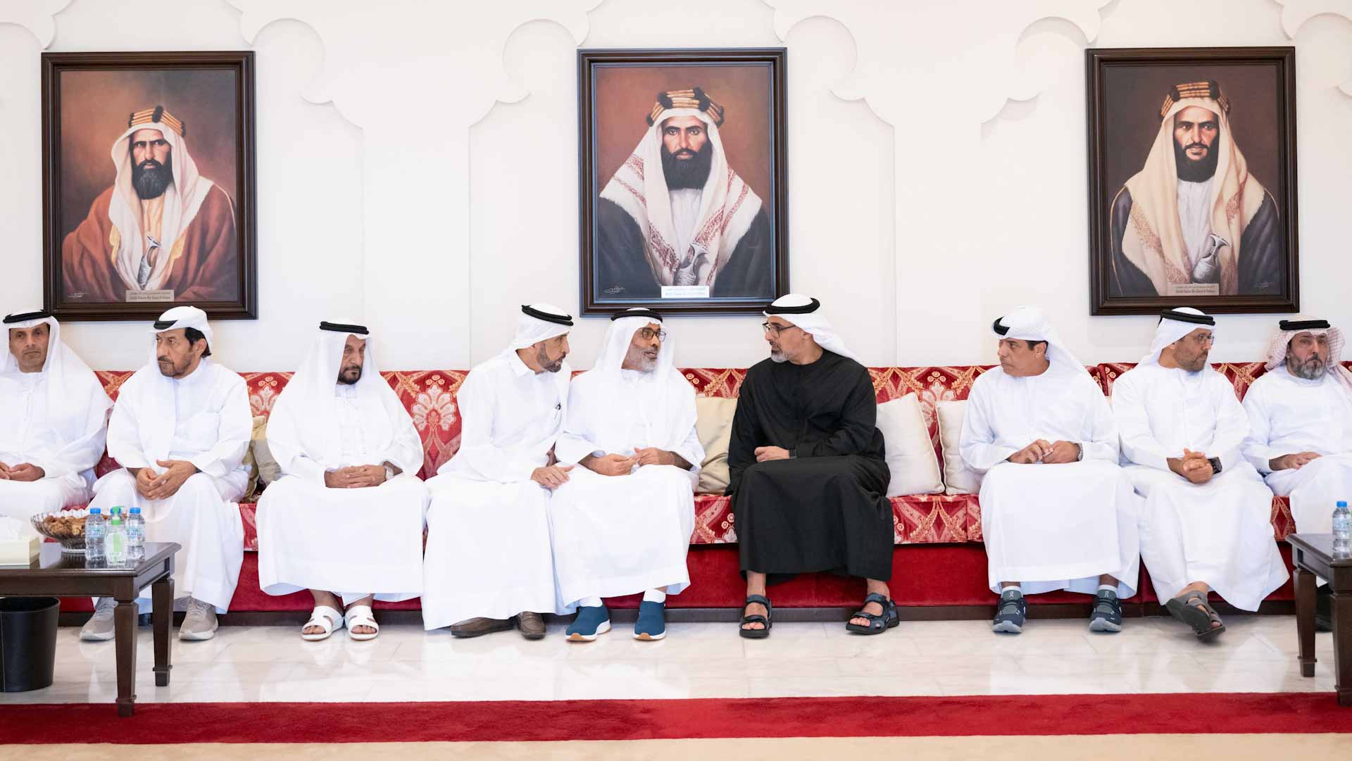 خالد بن محمد يُقدّم واجب العزاء في وفاة محمد سعيد عبد الله القبيسي 