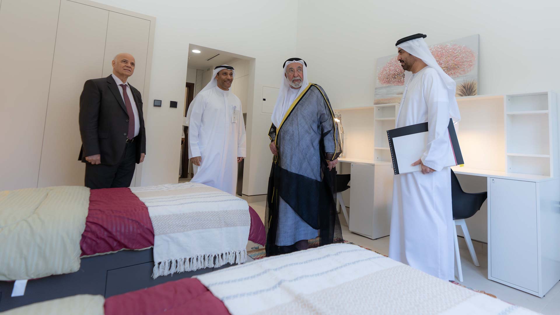 حاكم الشارقة يفتتح المجمع السكني في جامعة خورفكان 