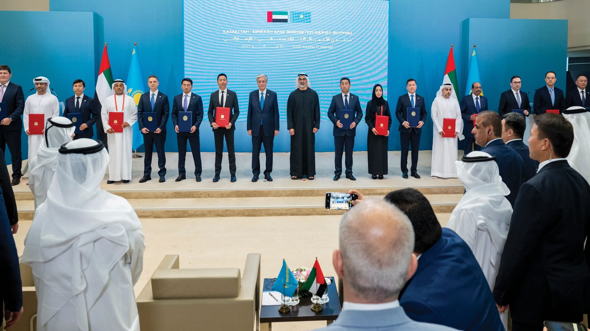 ولي عهد أبوظبي والرئيس الكازاخستاني يشهدان تبادل اتفاقيات  