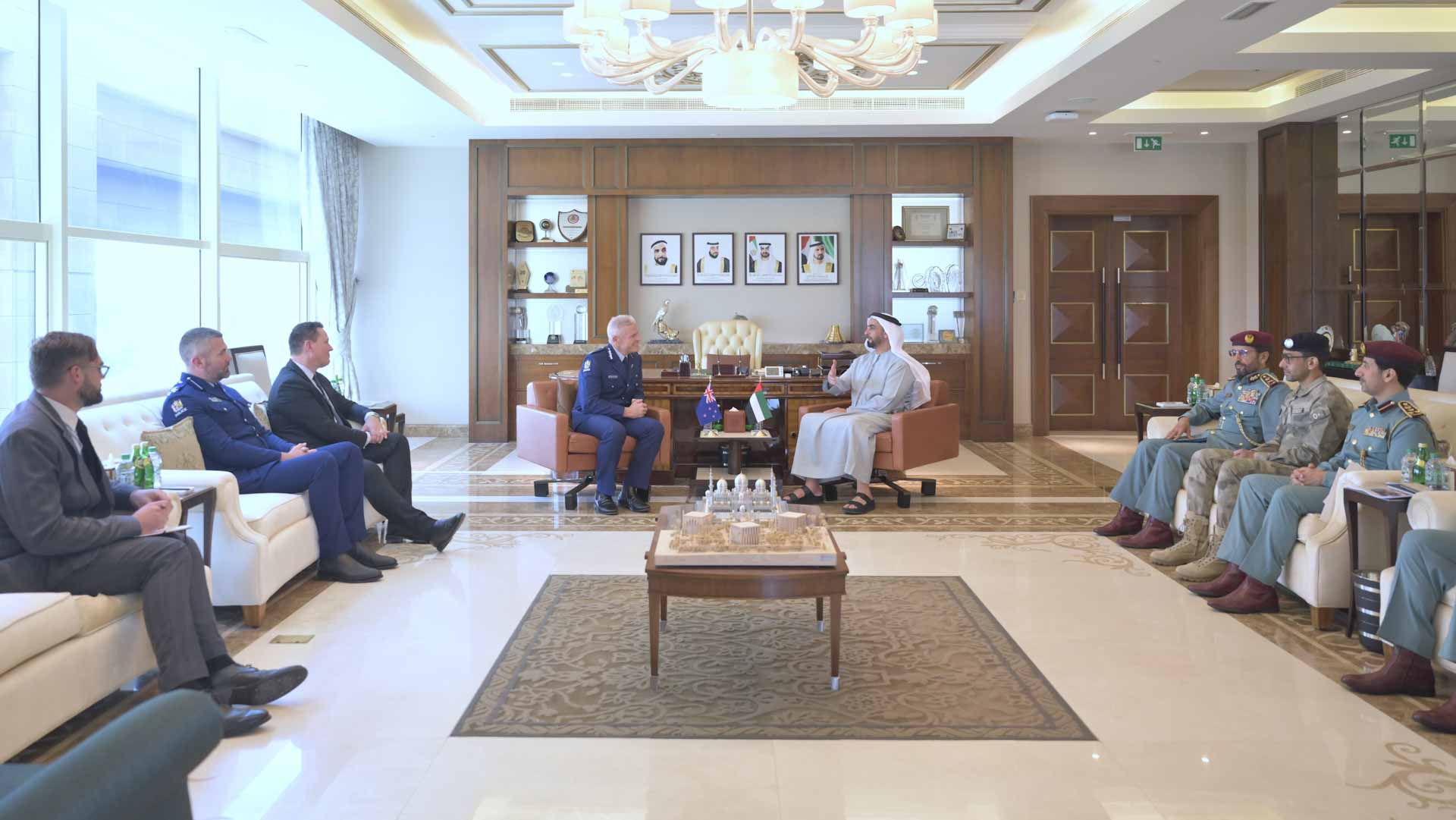 سيف بن زايد يبحث مع قائد شرطة نيوزيلندا التعاون الأمني والشرطي  