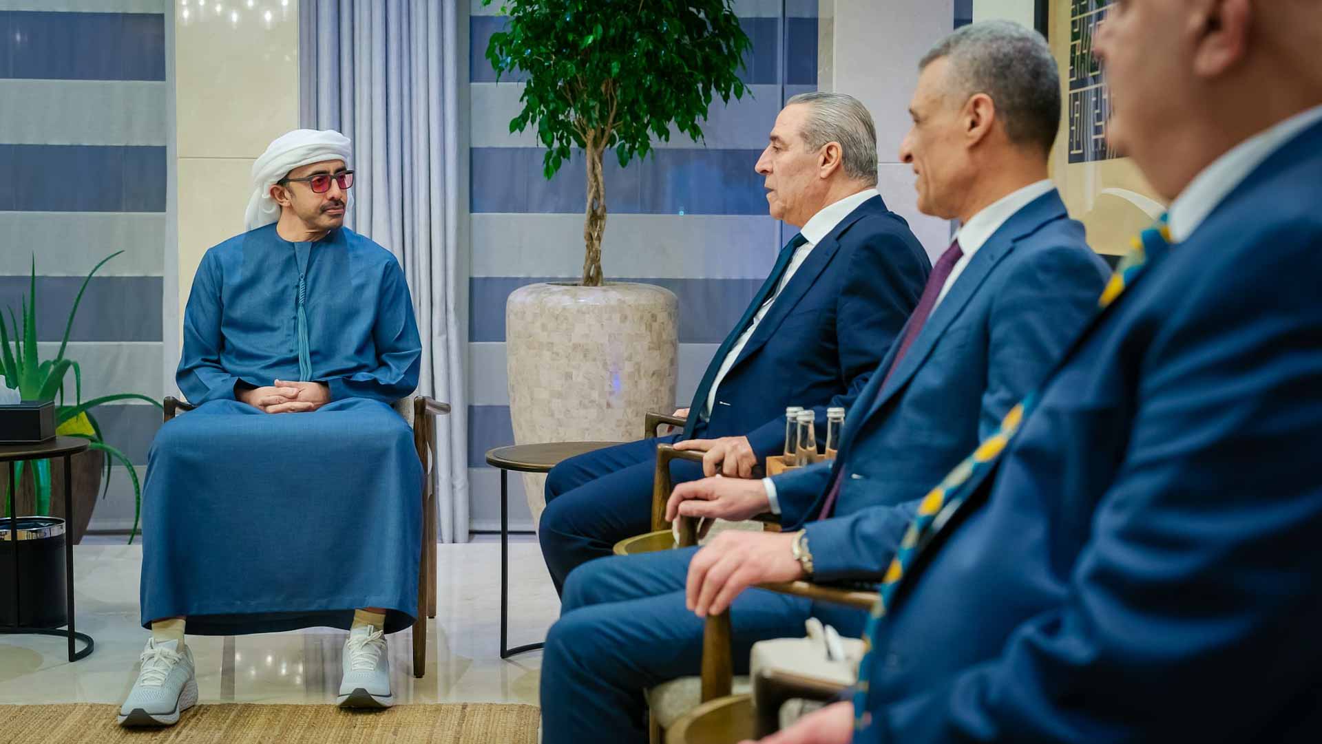 عبد الله بن زايد يستقبل حسين الشيخ ويبحثان تطورات المنطقة 
