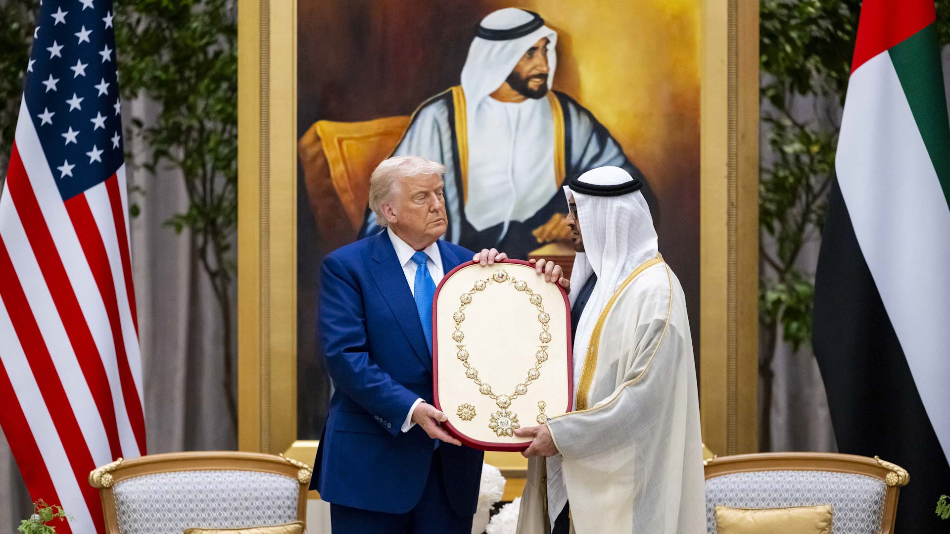 رئيس الدولة يمنح الرئيس الأميركي "وسام زايد"  