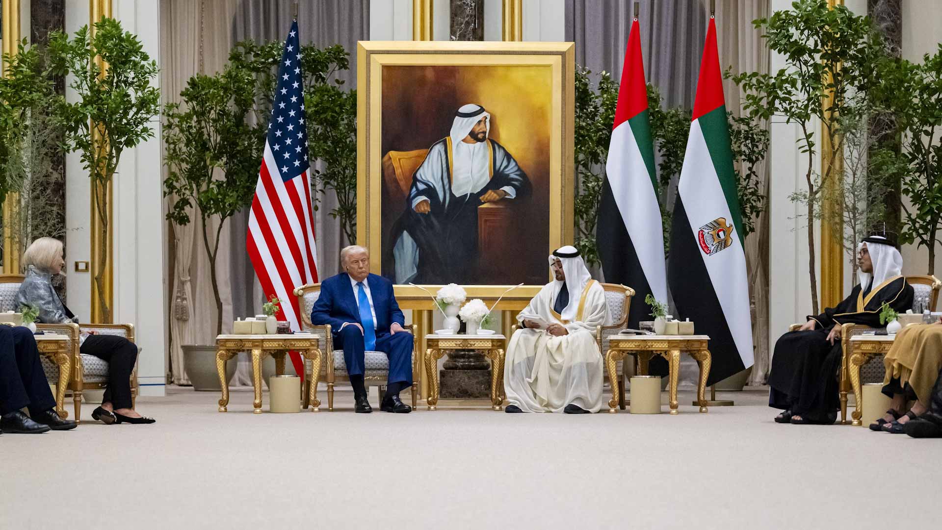 محمد بن زايد وترامب يستعرضان الشراكة الاستراتيجية والقضايا الدولية 