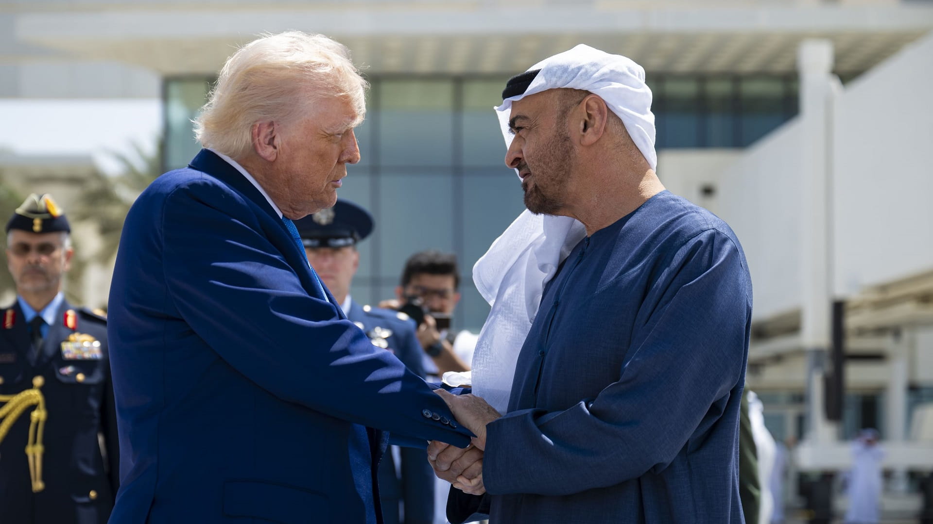 ودعه رئيس الدولة .. الرئيس الأميركي يختتم زيارته إلى الإمارات 