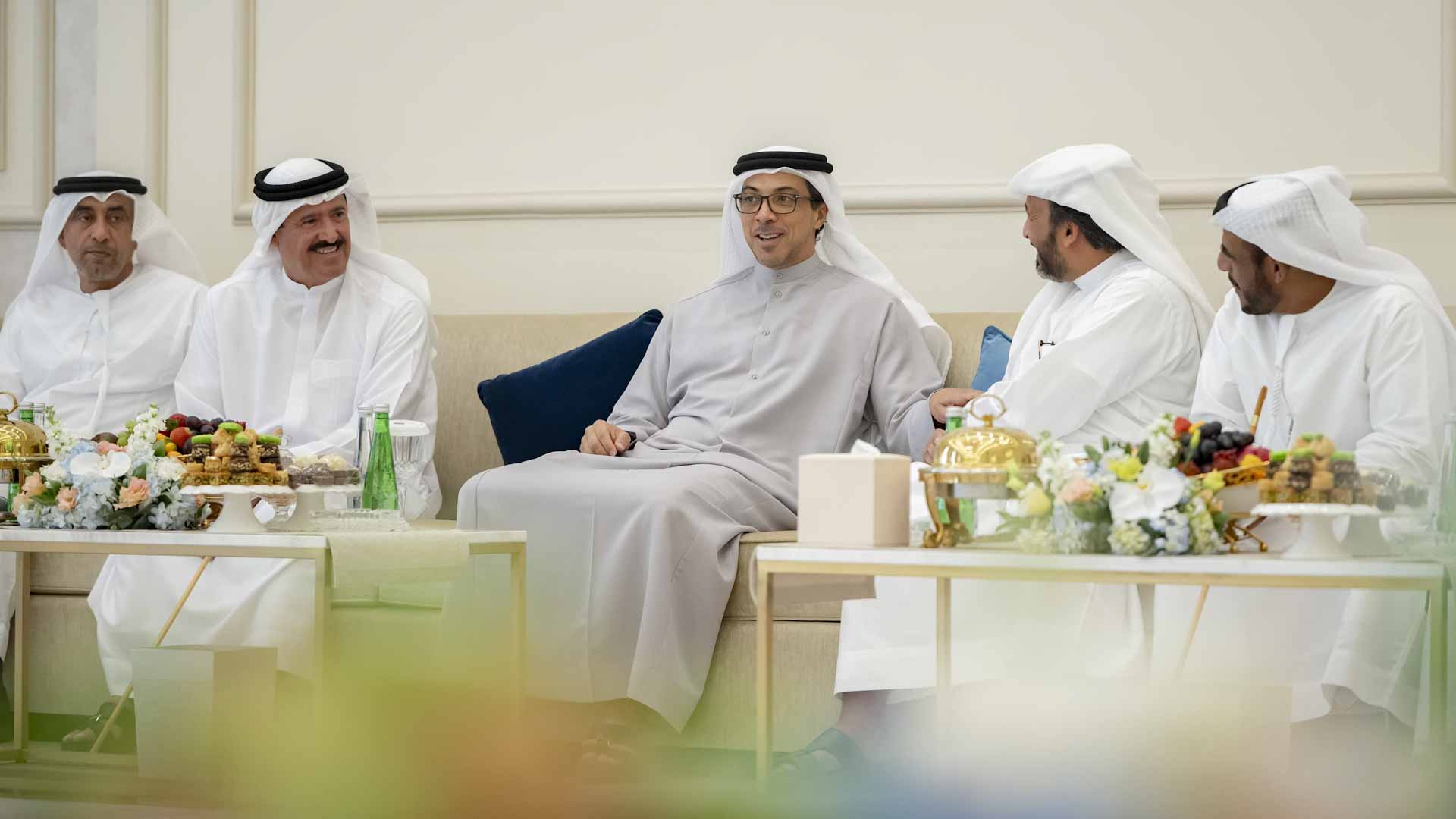 منصور بن زايد يحضر مأدبة غداء أقامها سلطان بن حمدان 