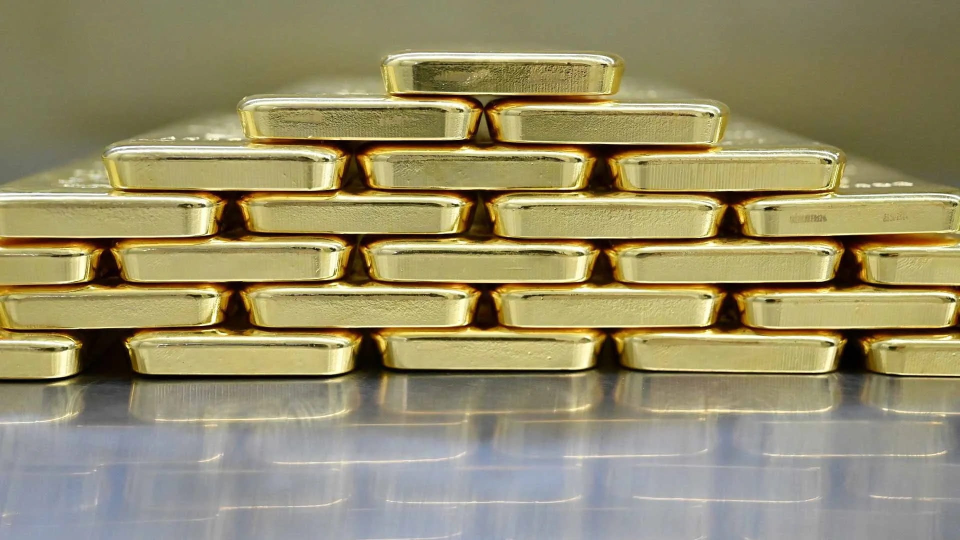 الذهب يلمع مجدداً مستفيداً من ضعف الدولار وتوتر الأسواق 