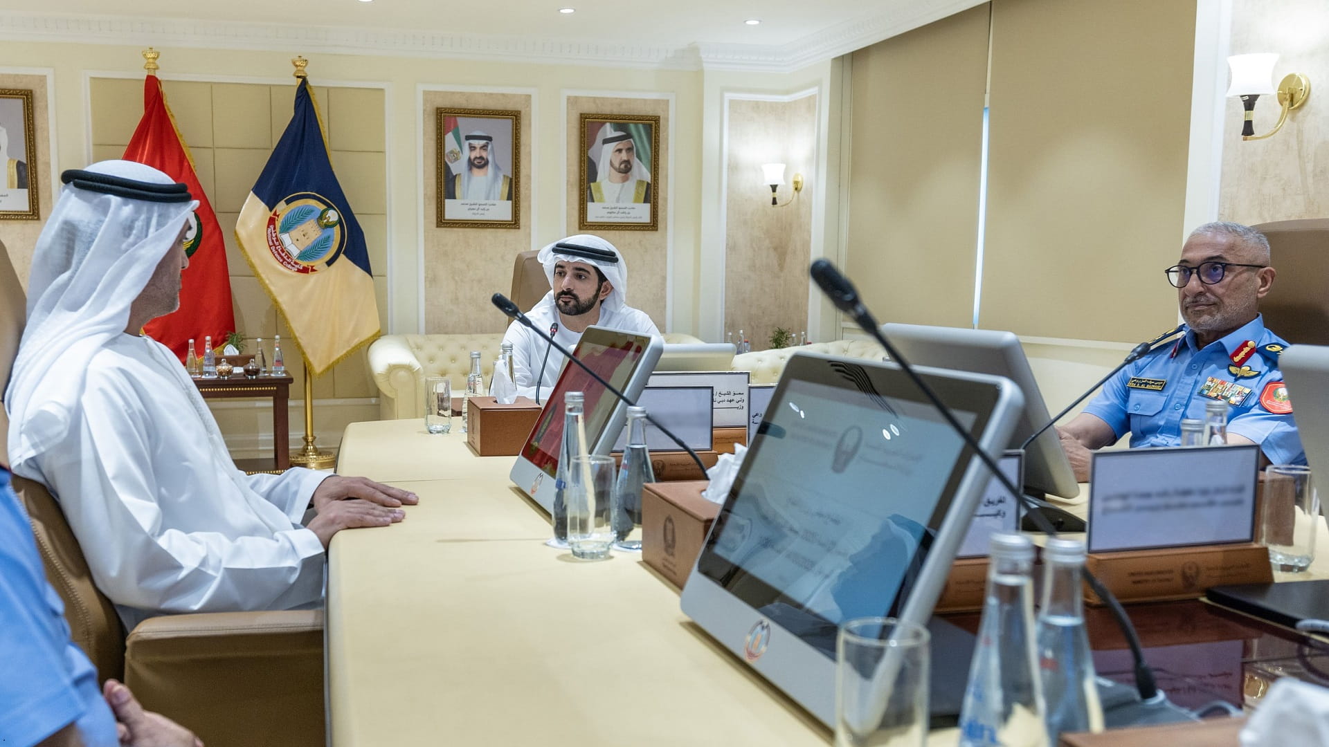 حمدان بن محمد يؤكد أهمية تكثيف التعاون لبناء منظومة دفاعية متكاملة  