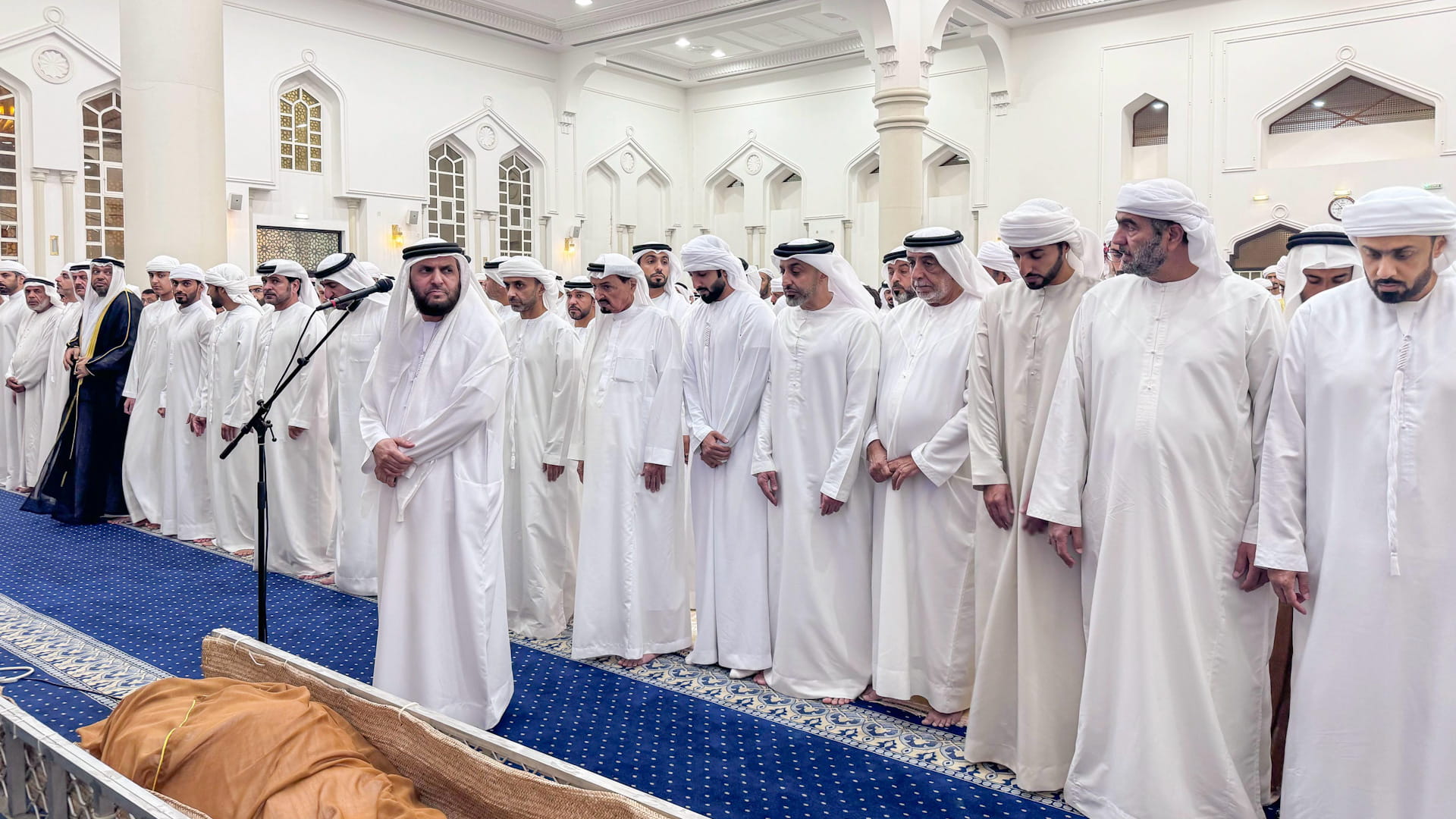 حاكم عجمان يؤدي صلاة الجنازة على جثمان حمد راشد النعيمي 
