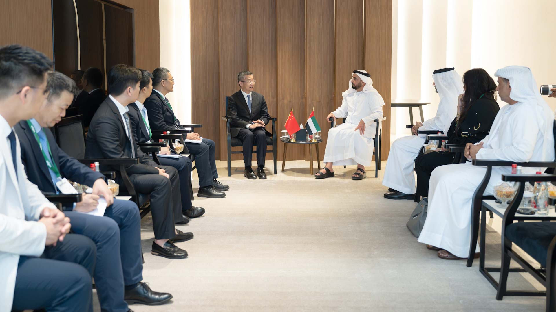 سيف بن زايد يلتقي مسؤولاً صينياً على هامش "سيملس الشرق الأوسط" 