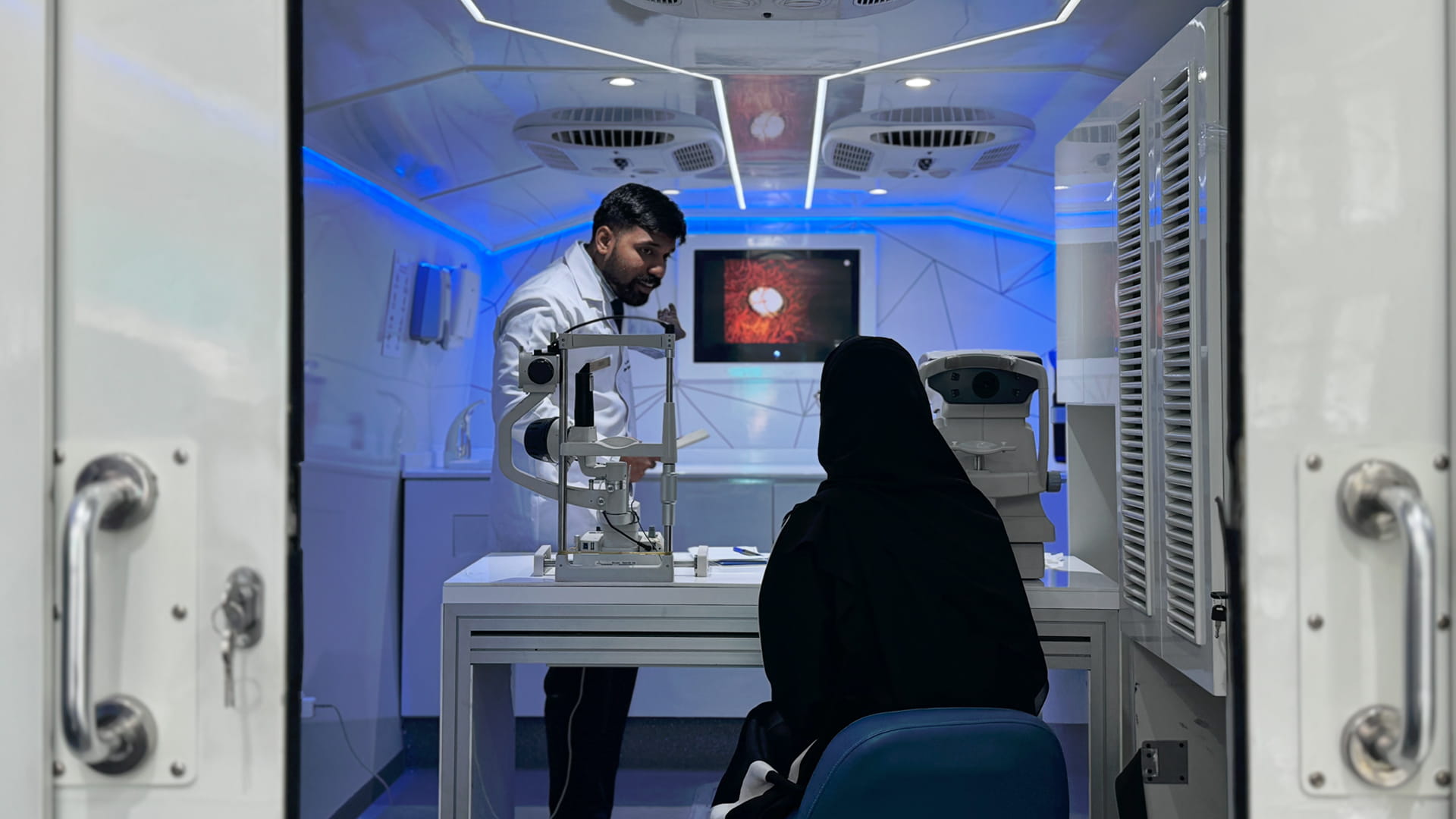 مؤسسة الشارقة للتمكين الاجتماعي تقدم فحوصات نظر مجانية لمنتسبيها 