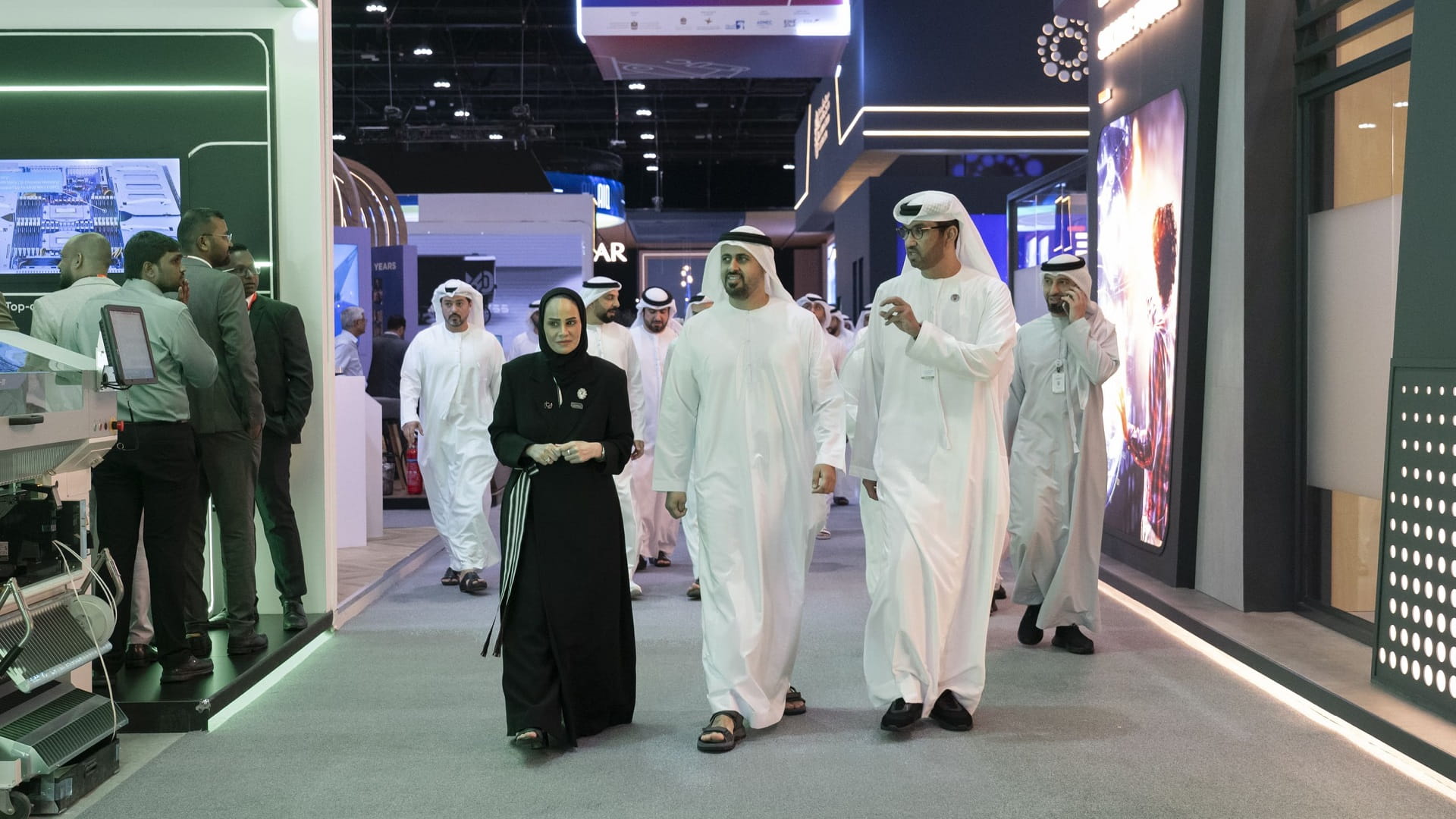 ذياب بن محمد بن زايد يزور الدورة الرابعة من "اصنع في الإمارات" 
