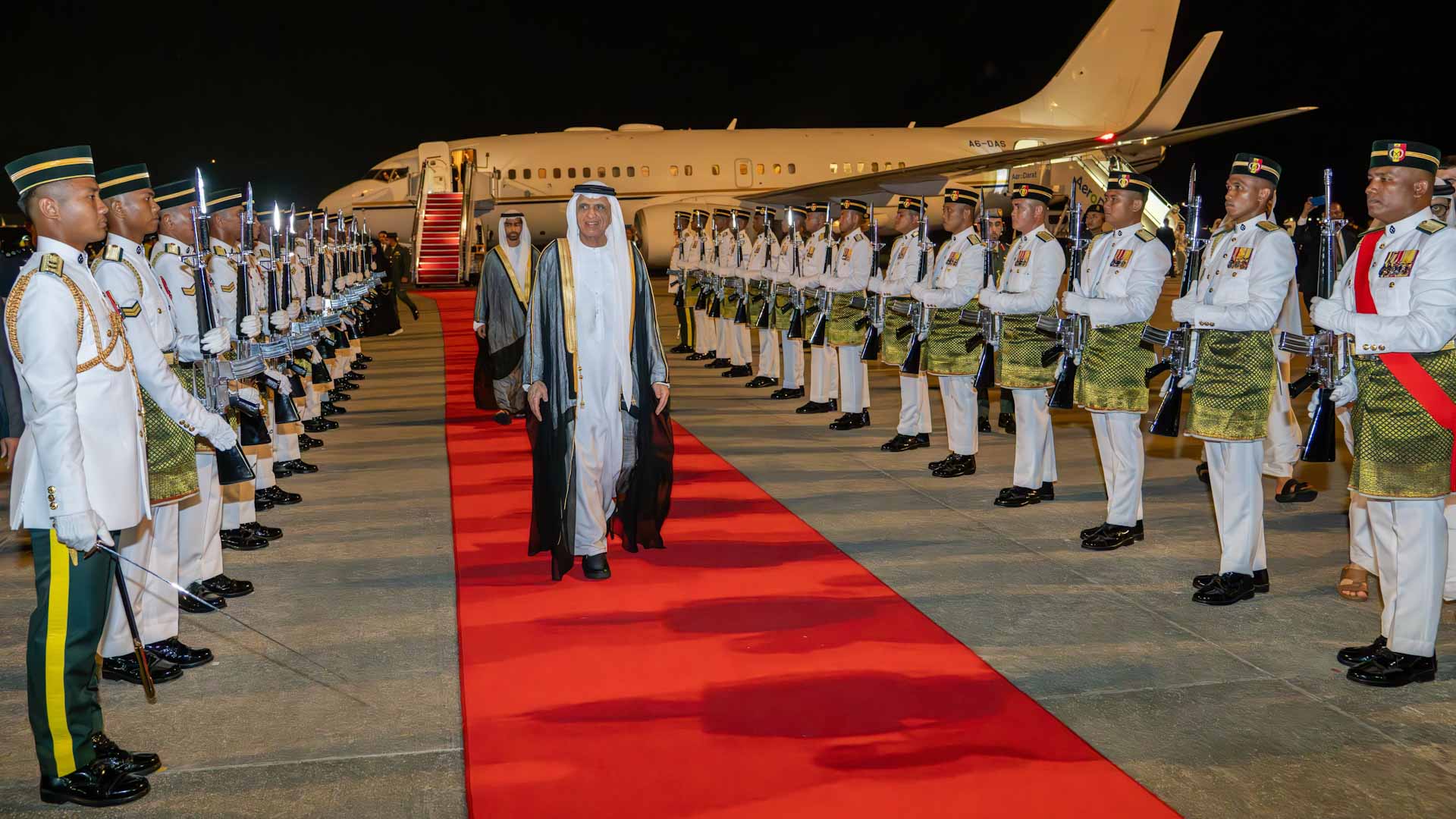 سعود بن صقر يصل ماليزيا للمشاركة في قمتين دوليتين 