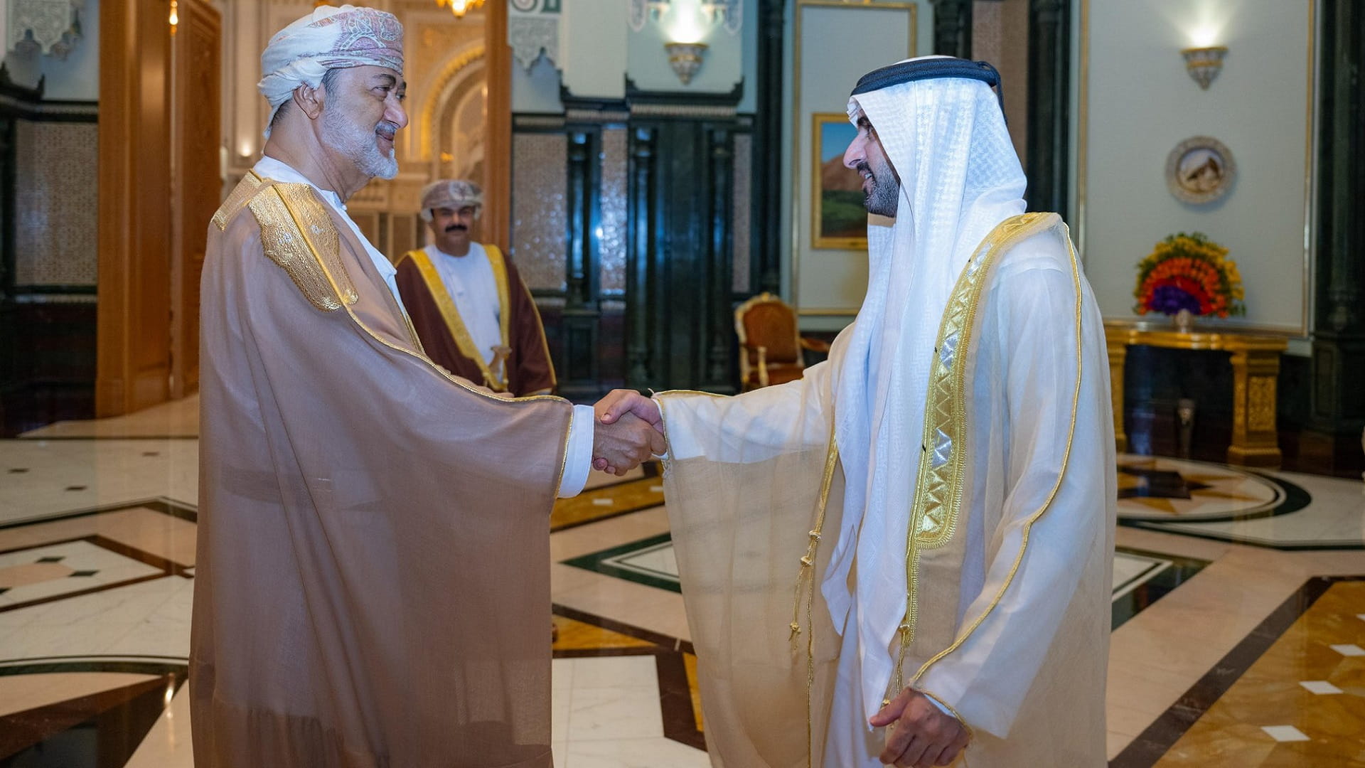 Sultan of Oman receives Hamdan bin Mohammed in Muscat 
