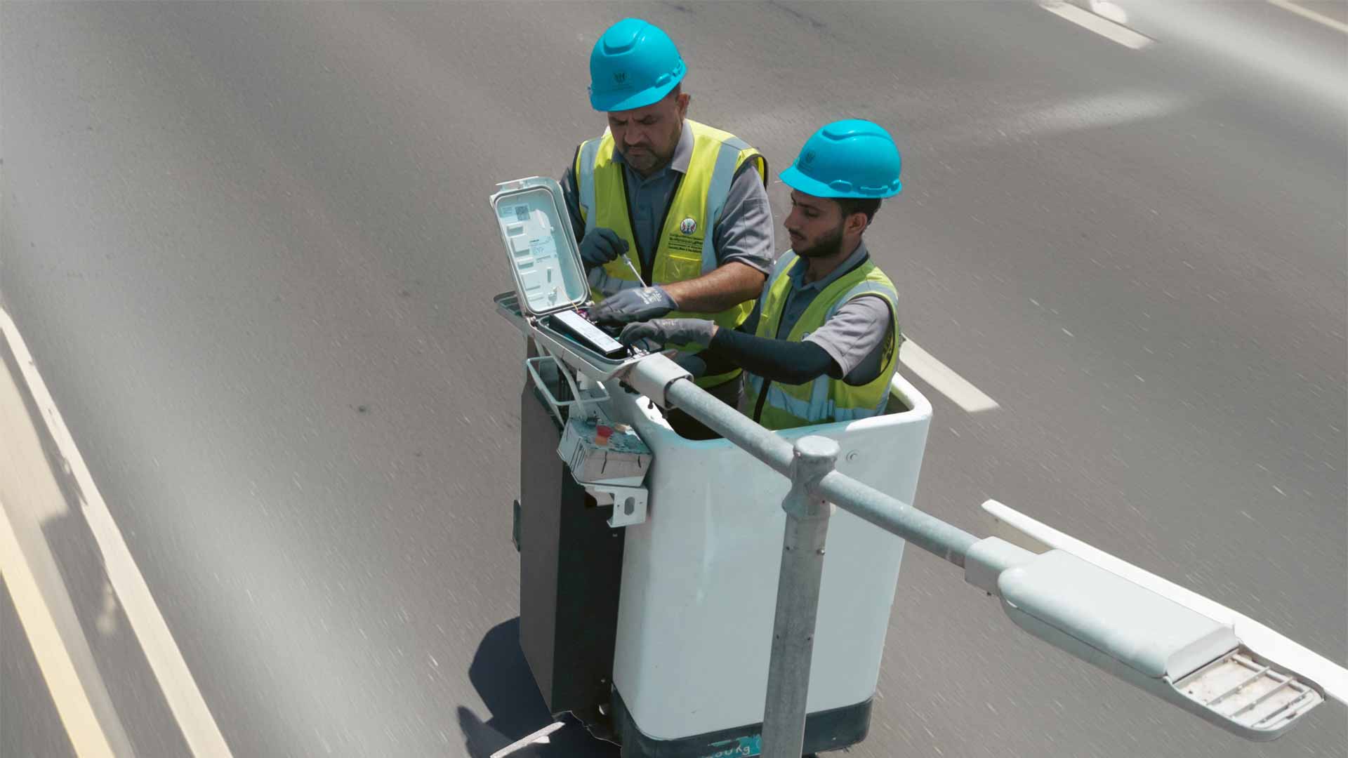 كهرباء الشارقة تنير صناعية الزبارة بـ 104 أعمدة مستدامة  