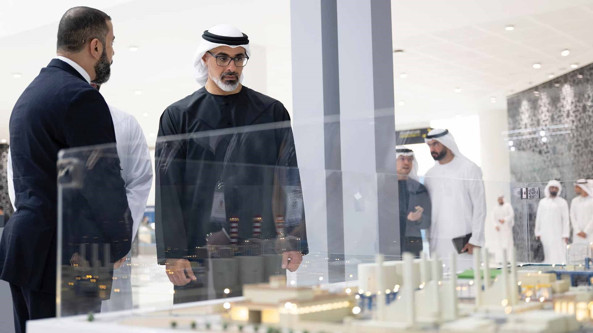 خالد بن محمد يشهد جانباً من فعاليات المعرض والمؤتمرالعالمي للمرافق