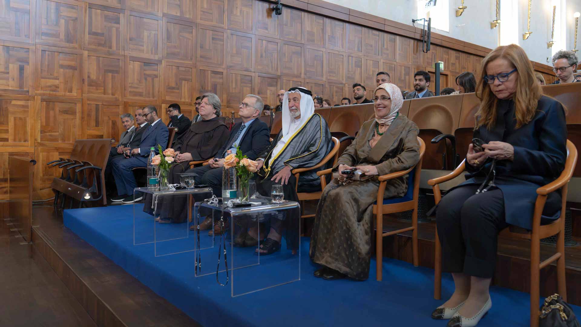 حاكم الشارقة يهدي جامعة القلب المقدس الكاثوليكية مخطوطاً نادراً  