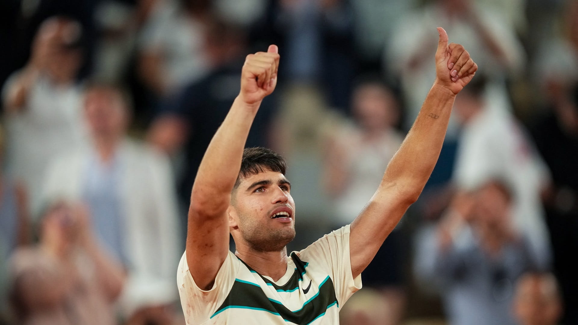 Alcaraz wobbles but reaches French Open last 16