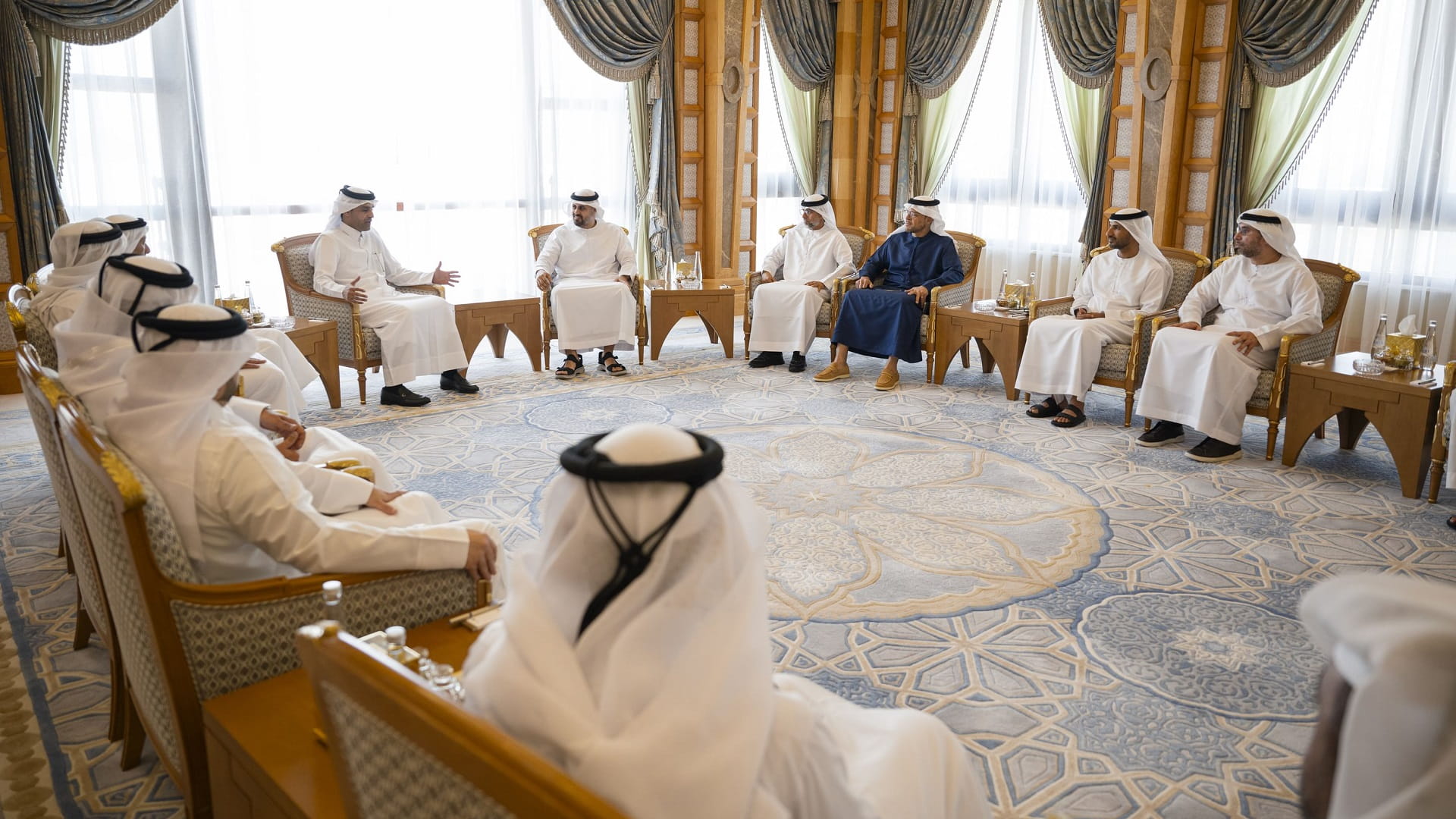 ذياب بن محمد يبحث ووزير قطري التعاون بمجالات النقل والبنية التحتية