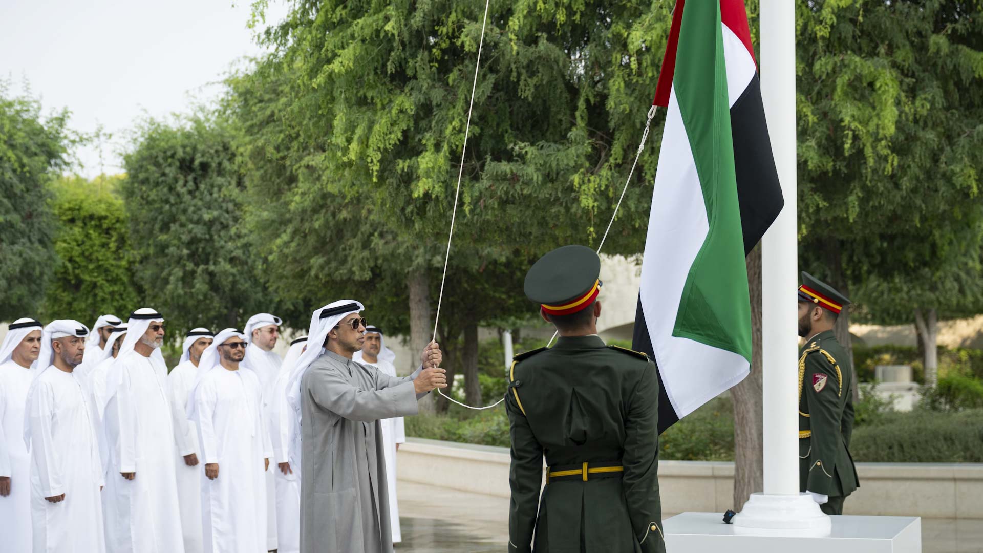صورة بعنوان: منصور بن زايد يرفع علم الإمارات على سارية صرح زايد المؤسس 
