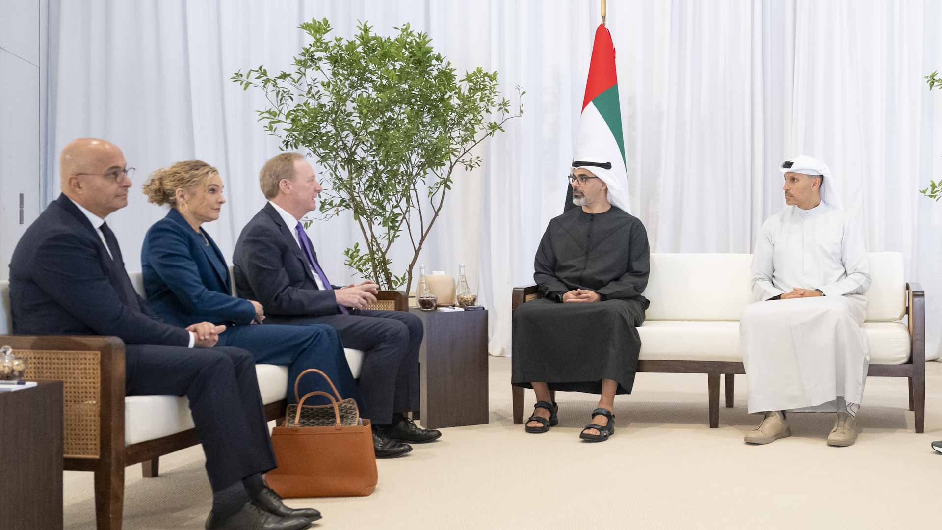 خالد بن محمد يطلع على خطط مايكروسوفت لاستثمار 15.2 مليار دولار 