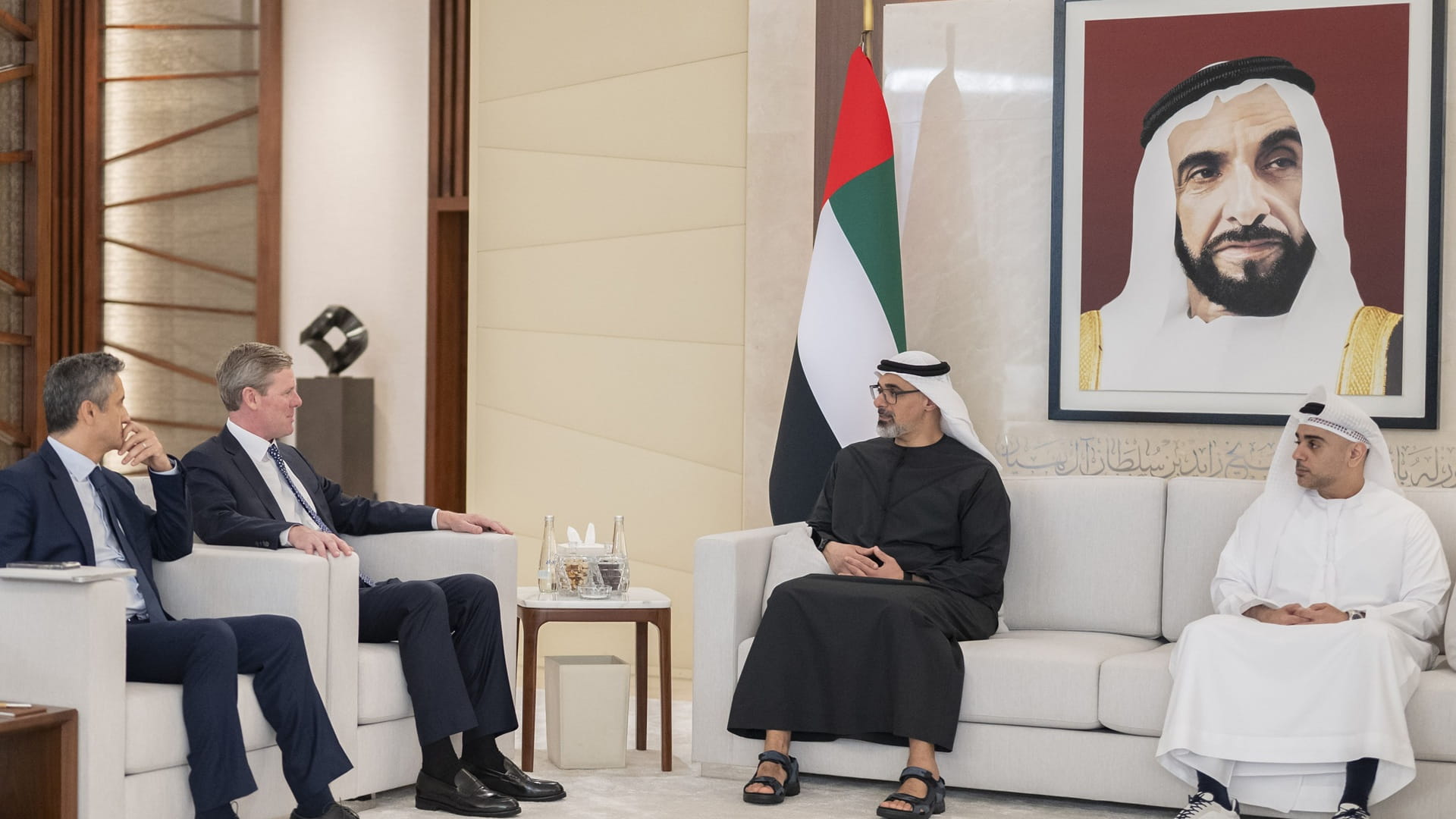 خالد بن محمد بن زايد يبحث التعاون مع الرئيس التنفيذي لشركة "فيزا" 