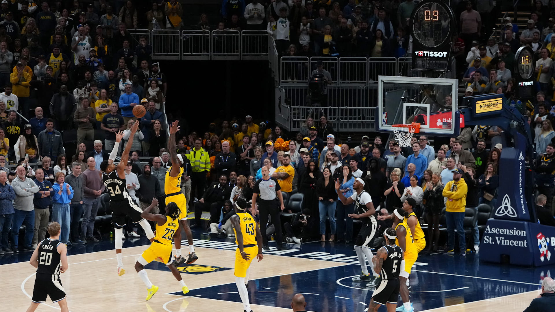 صورة بعنوان: يانيس يقود ميلووكي باكس للفوز على إنديانا في السلة الأميركية 