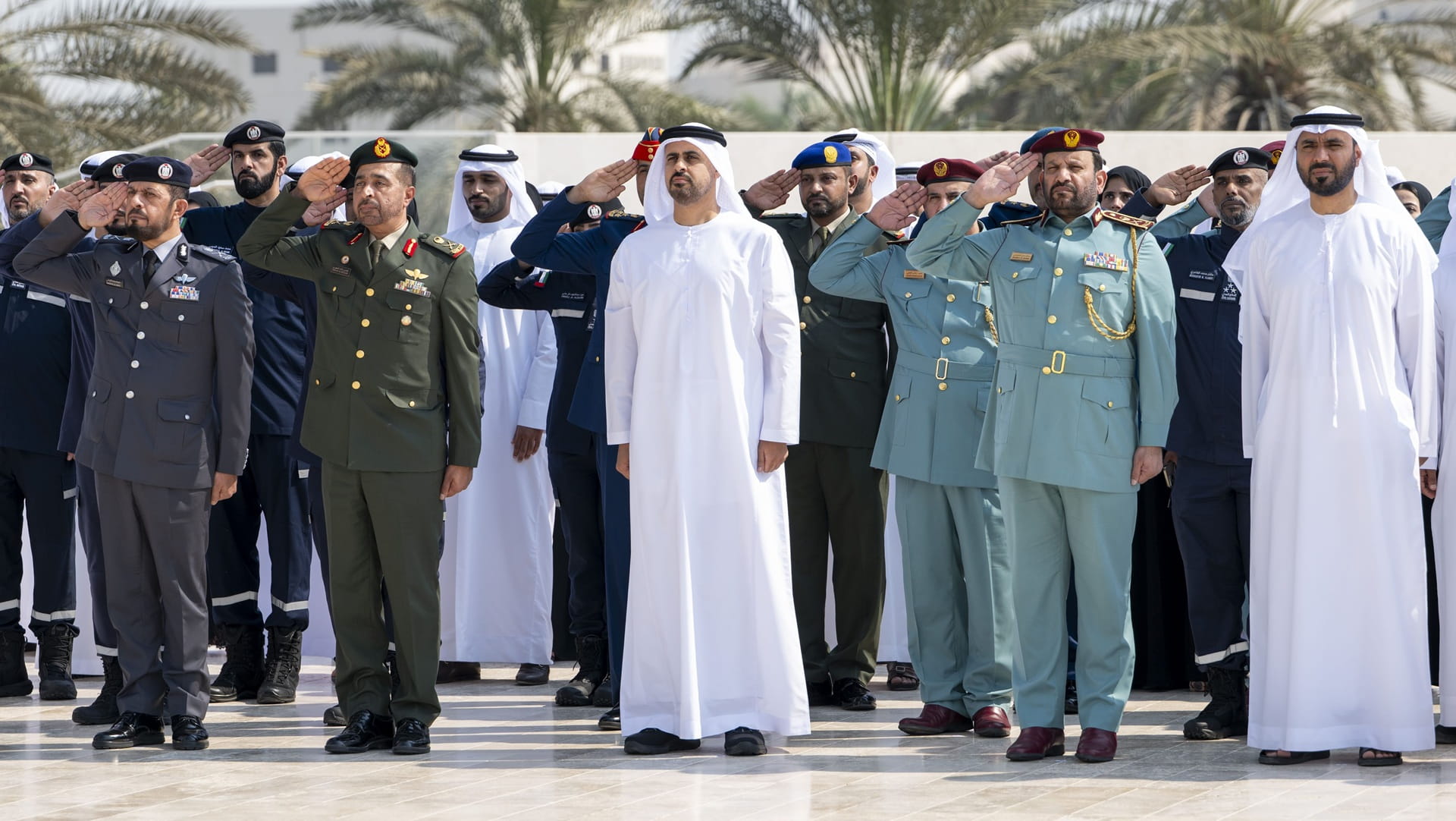 ذياب بن محمد يرفع علم دولة الإمارات في واحة الكرامة