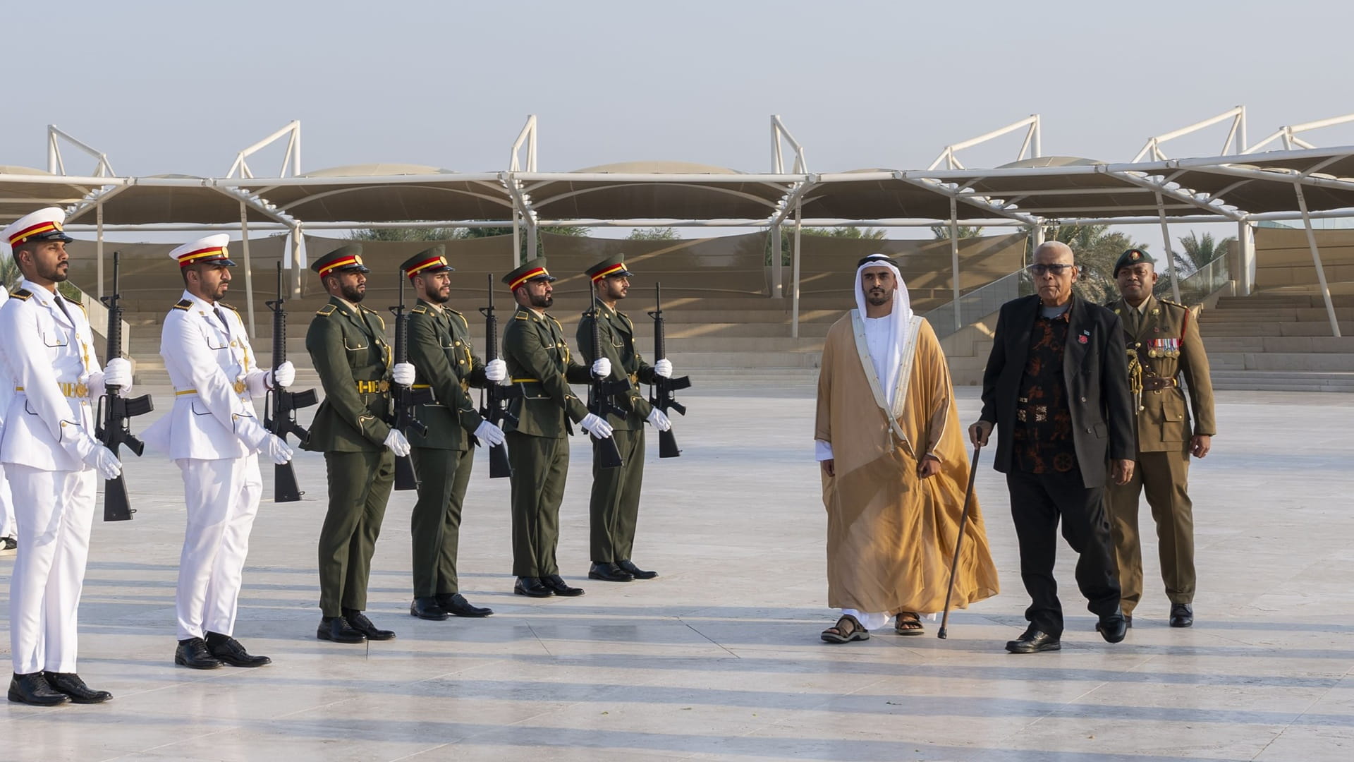 زايد بن محمد بن زايد يستقبل رئيس جمهورية فيجي في واحة الكرامة 