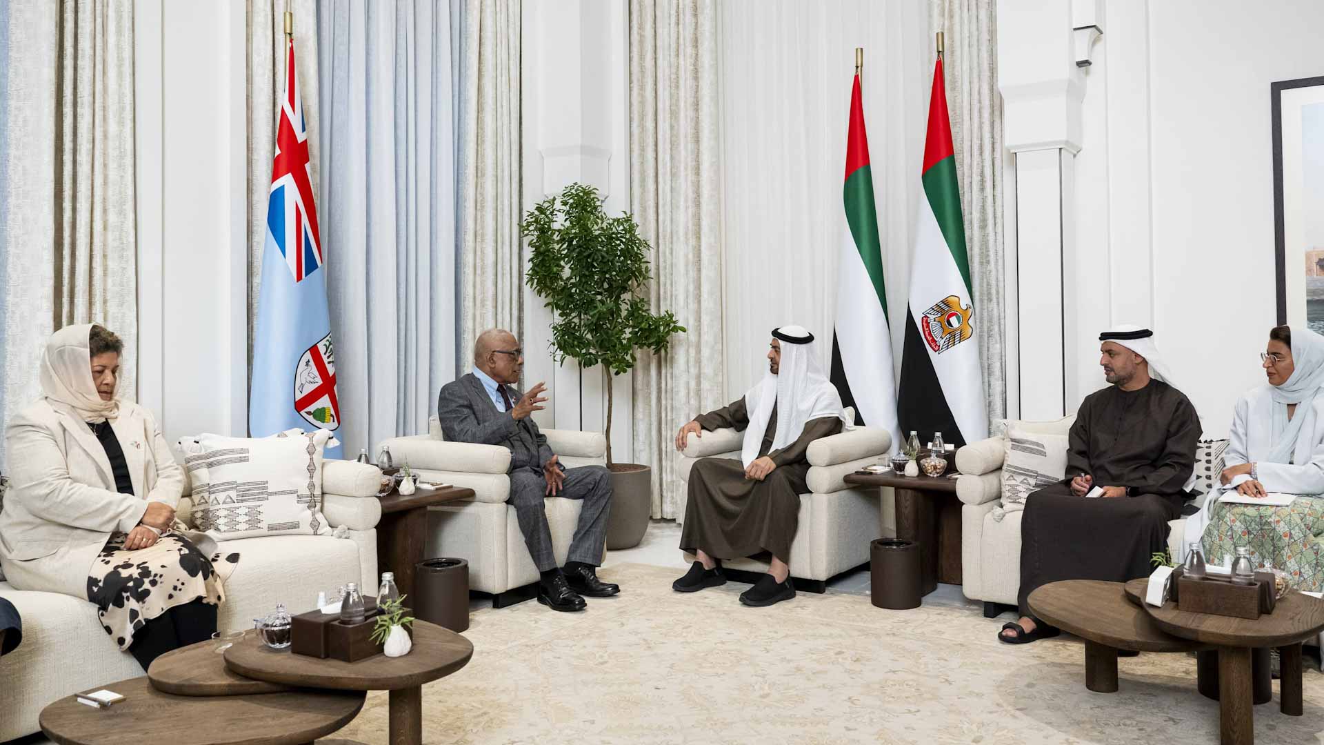 رئيس الدولة ورئيس فيجي يبحثان تعزيز علاقات التعاون