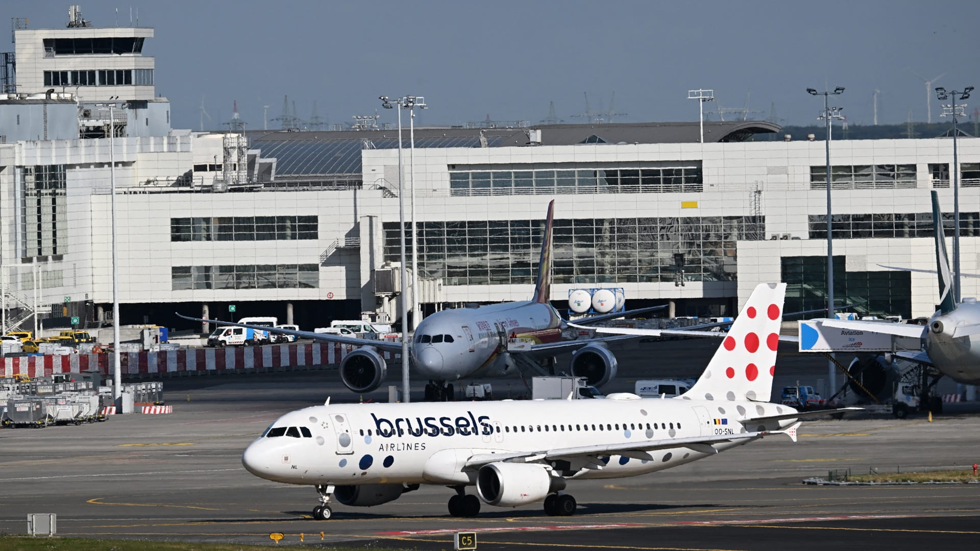 إغلاق مطار بروكسل الدولي مؤقتًا بعد رصد طائرة مسيرة في مجاله الجوي 