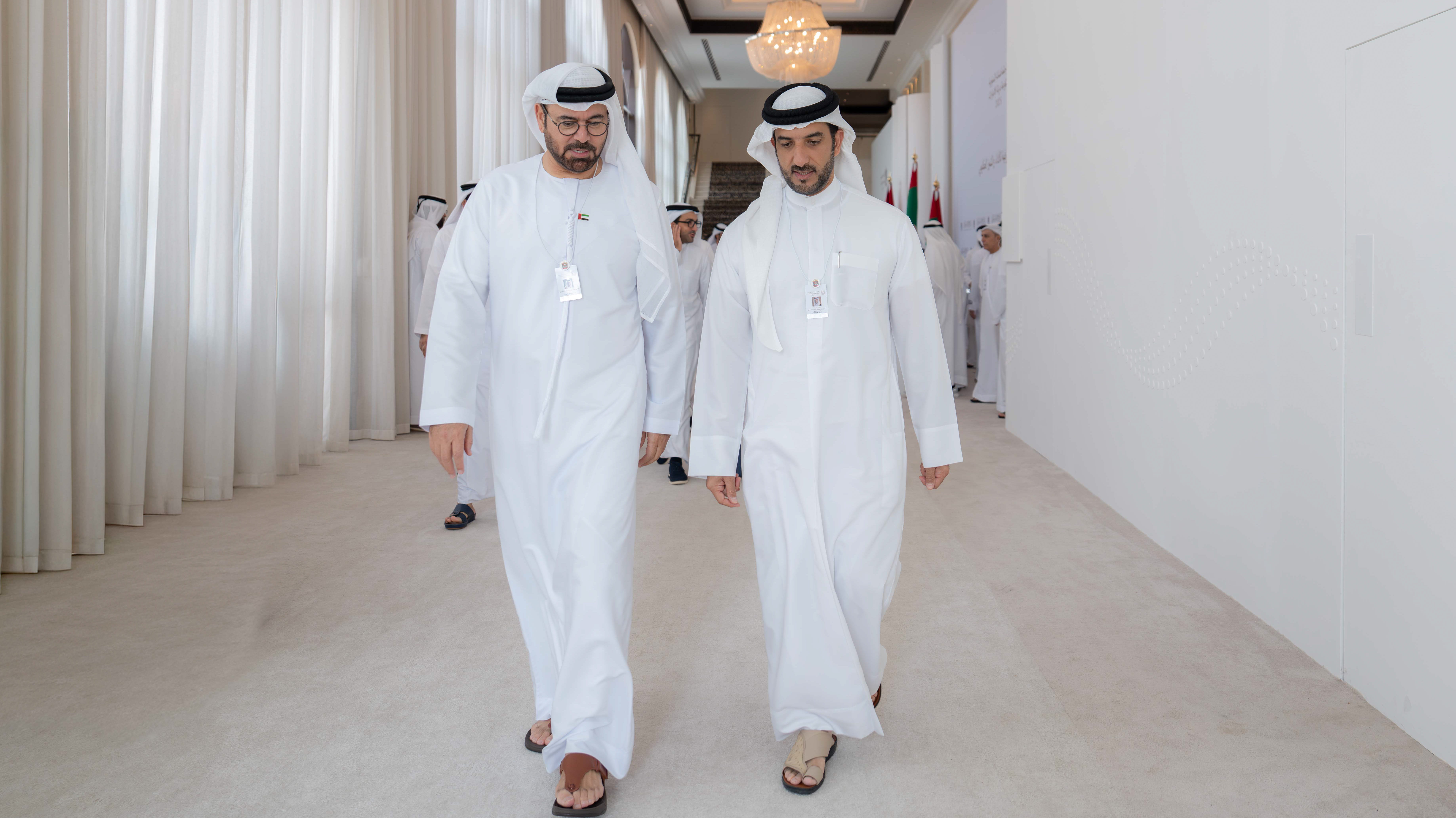 سلطان بن أحمد يشهد توقيع مذكرات برنامج شراكات الأداء والتميز الحكومي