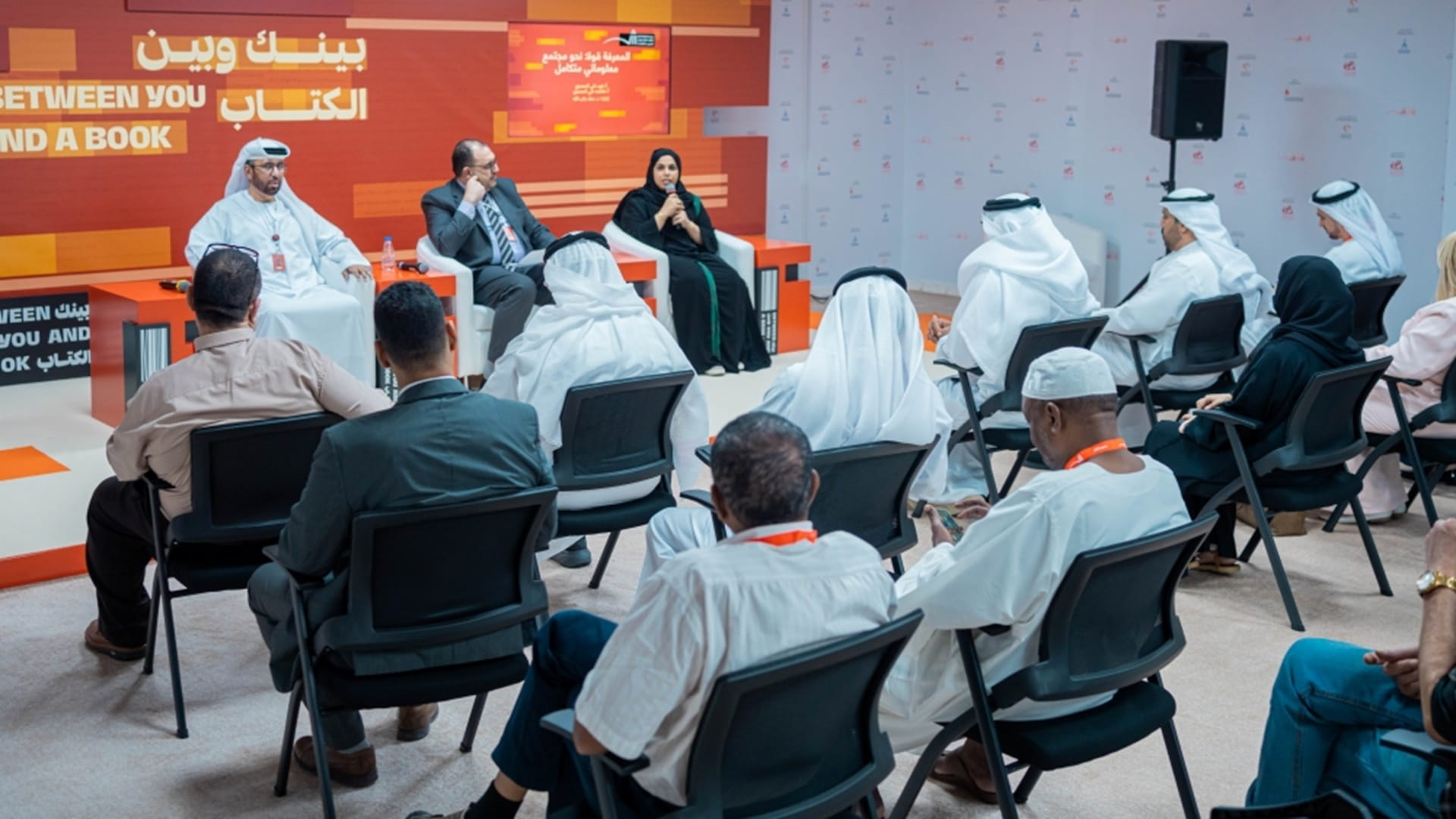 خبراء مكتبات بمعرض الشارقة للكتاب: المعرفة حجر أساس بناء المجتمعات 