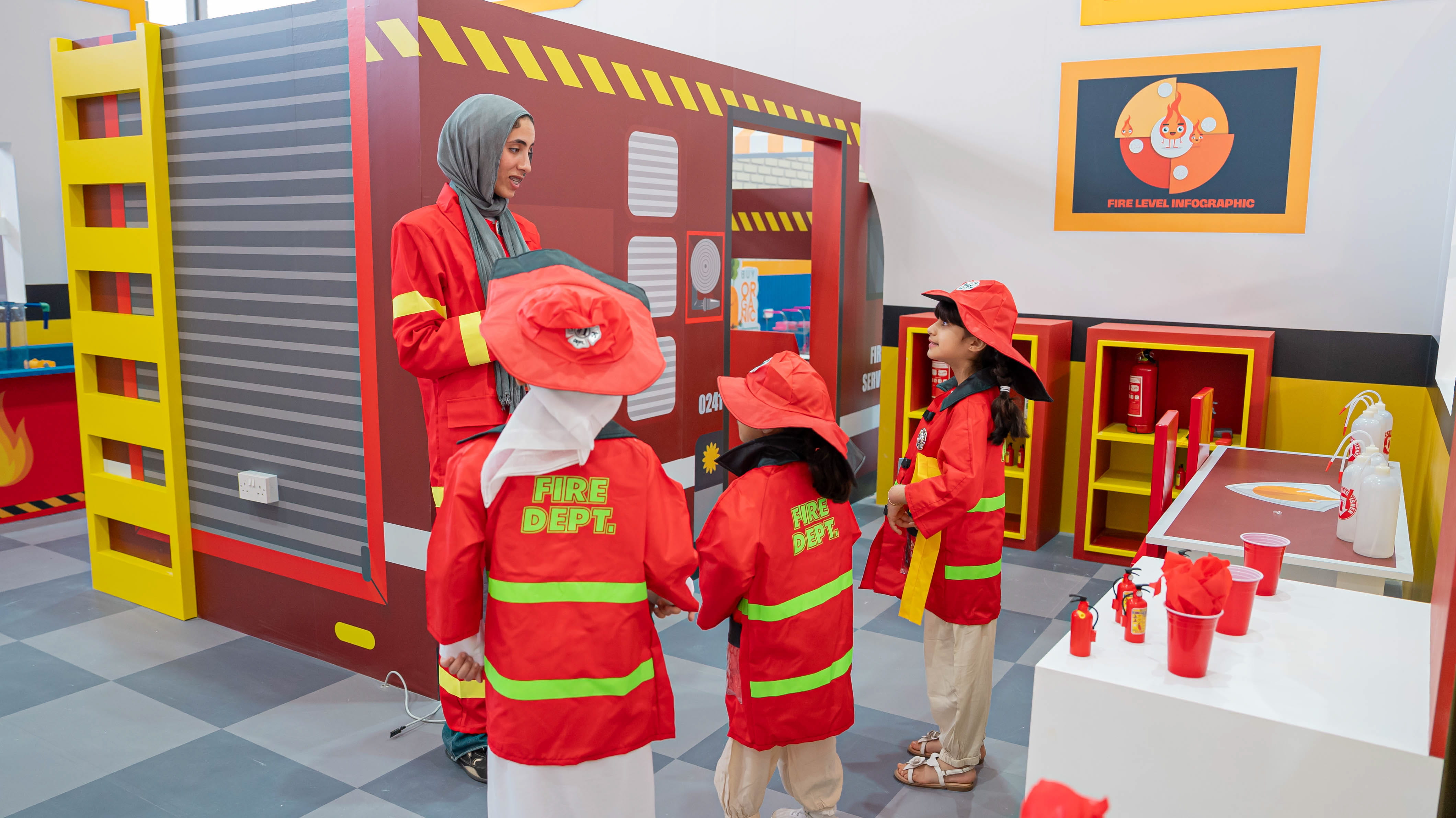 صغار معرض الشارقة الدولي للكتاب يكتشفون المهن ويعيشون تجارب واقعية 