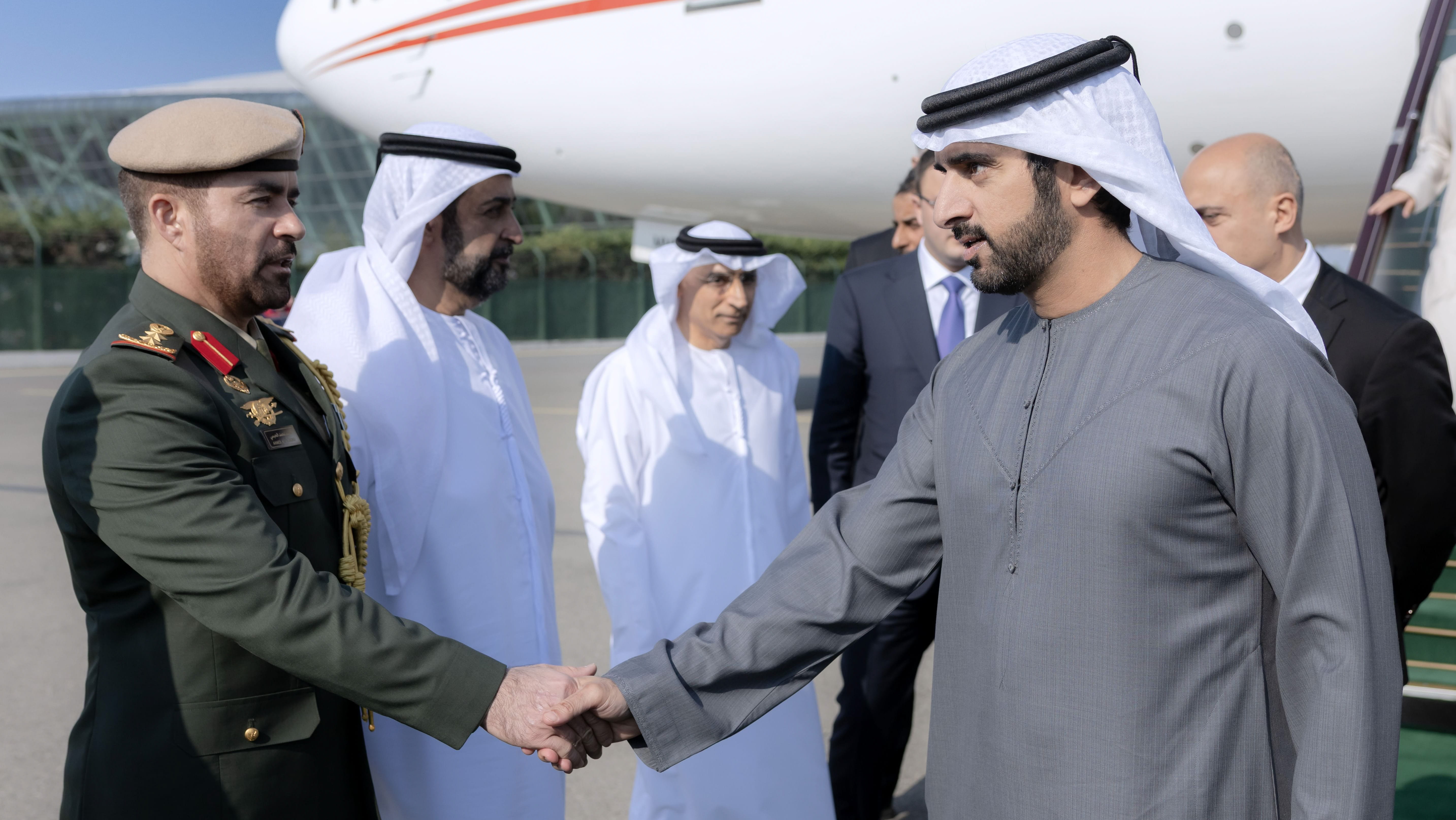 حمدان بن محمد يصل باكو للمشاركة في احتفالات أذربيجان بيوم النصر