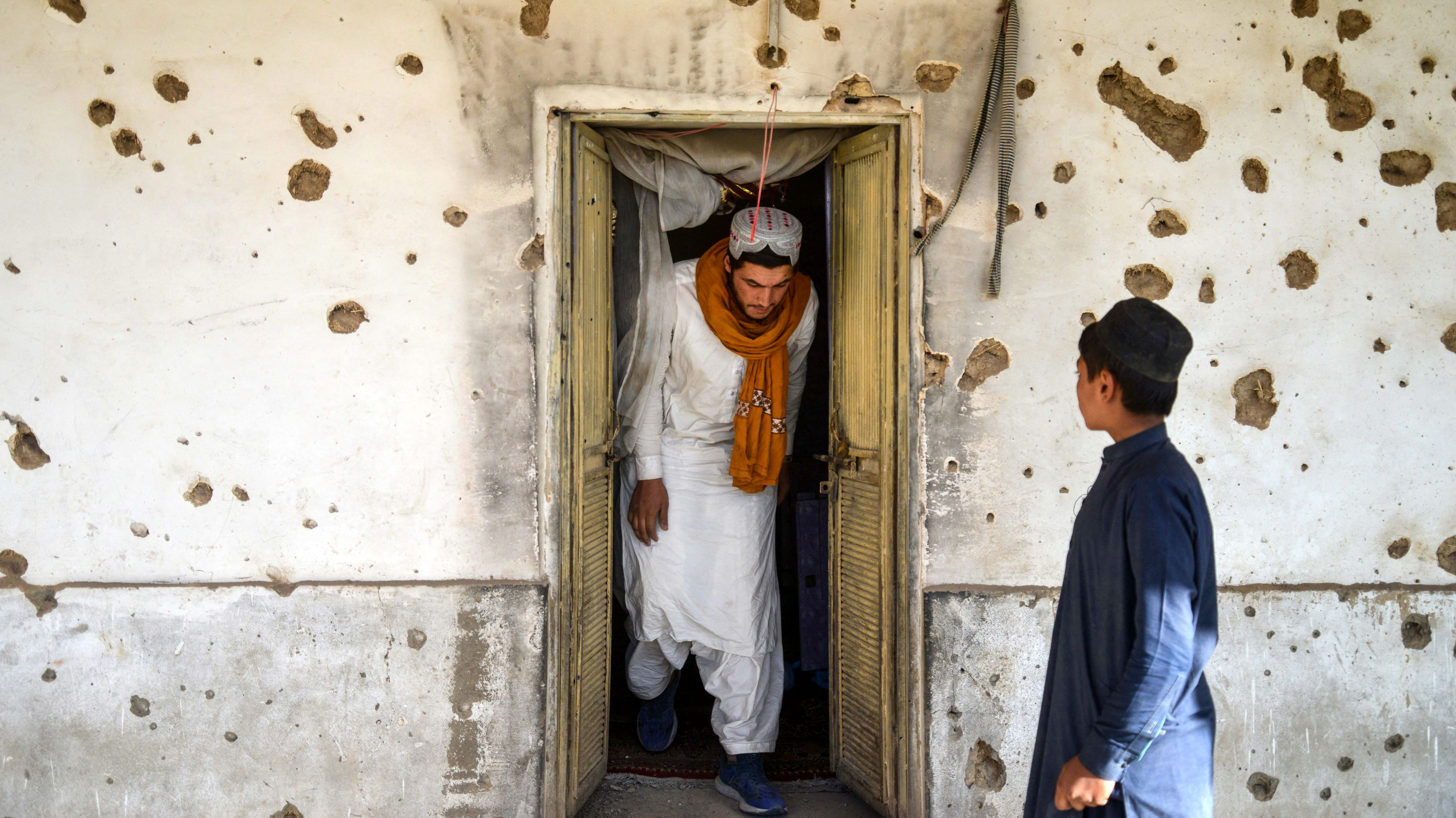 أفغاني يتفقد منزلاً متضرراً بعد إطلاق نار عبر الحدود من قصف مدفعي باكستاني 