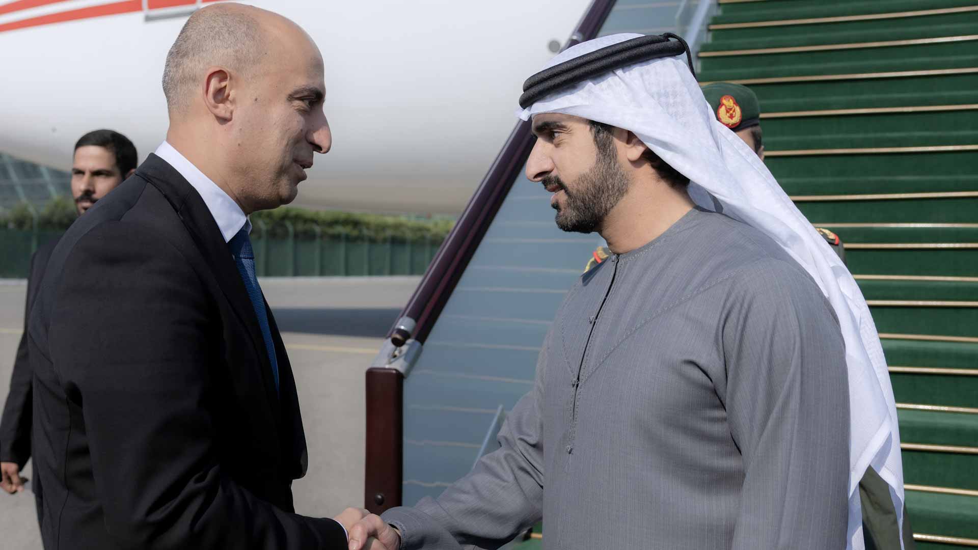 حمدان بن محمد يصل باكو للمشاركة في احتفالات أذربيجان بيوم النصر