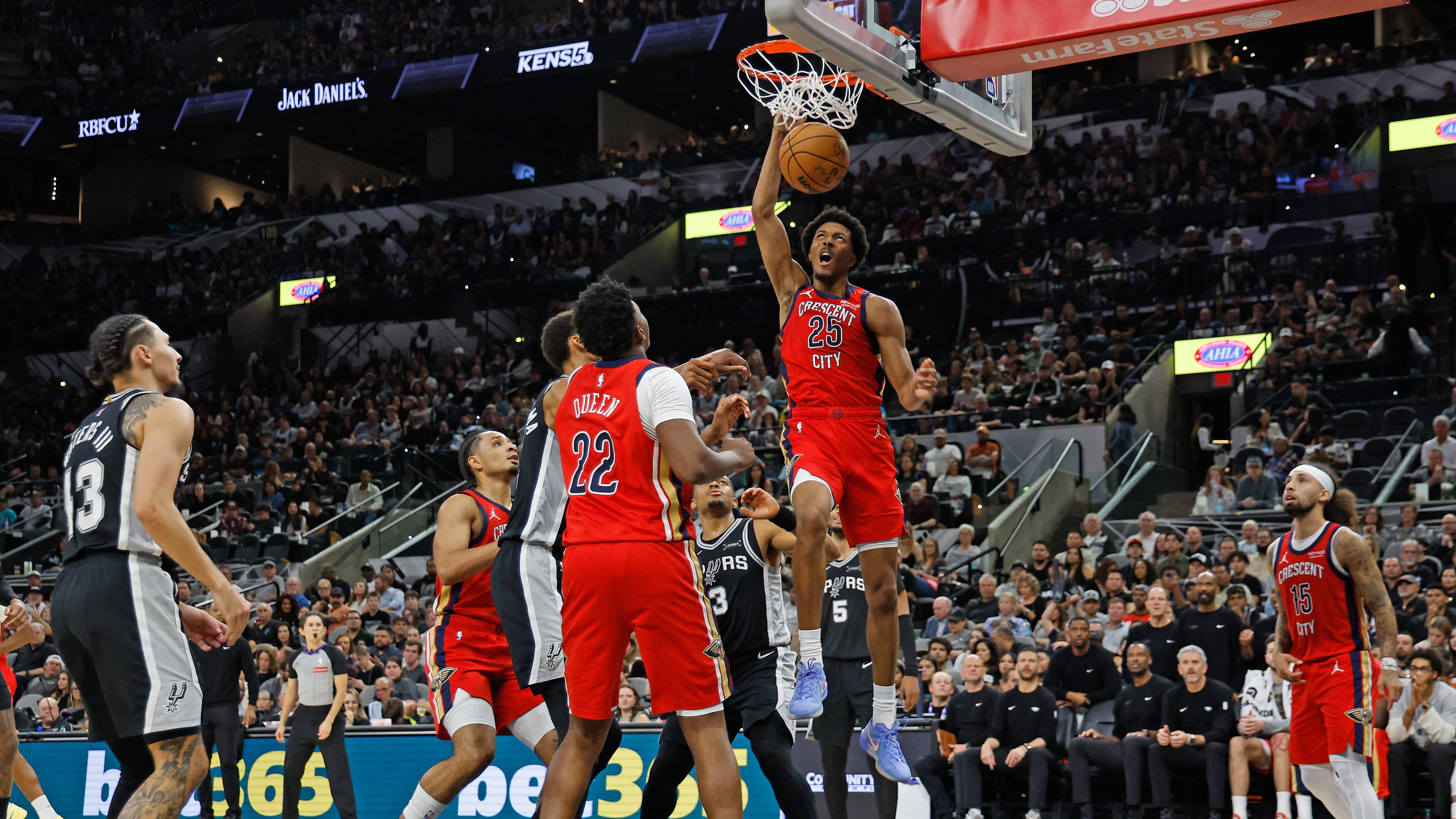 سان أنطونيو يتخطى نيو أورليانز بيليكانز في السلة الأميركية 